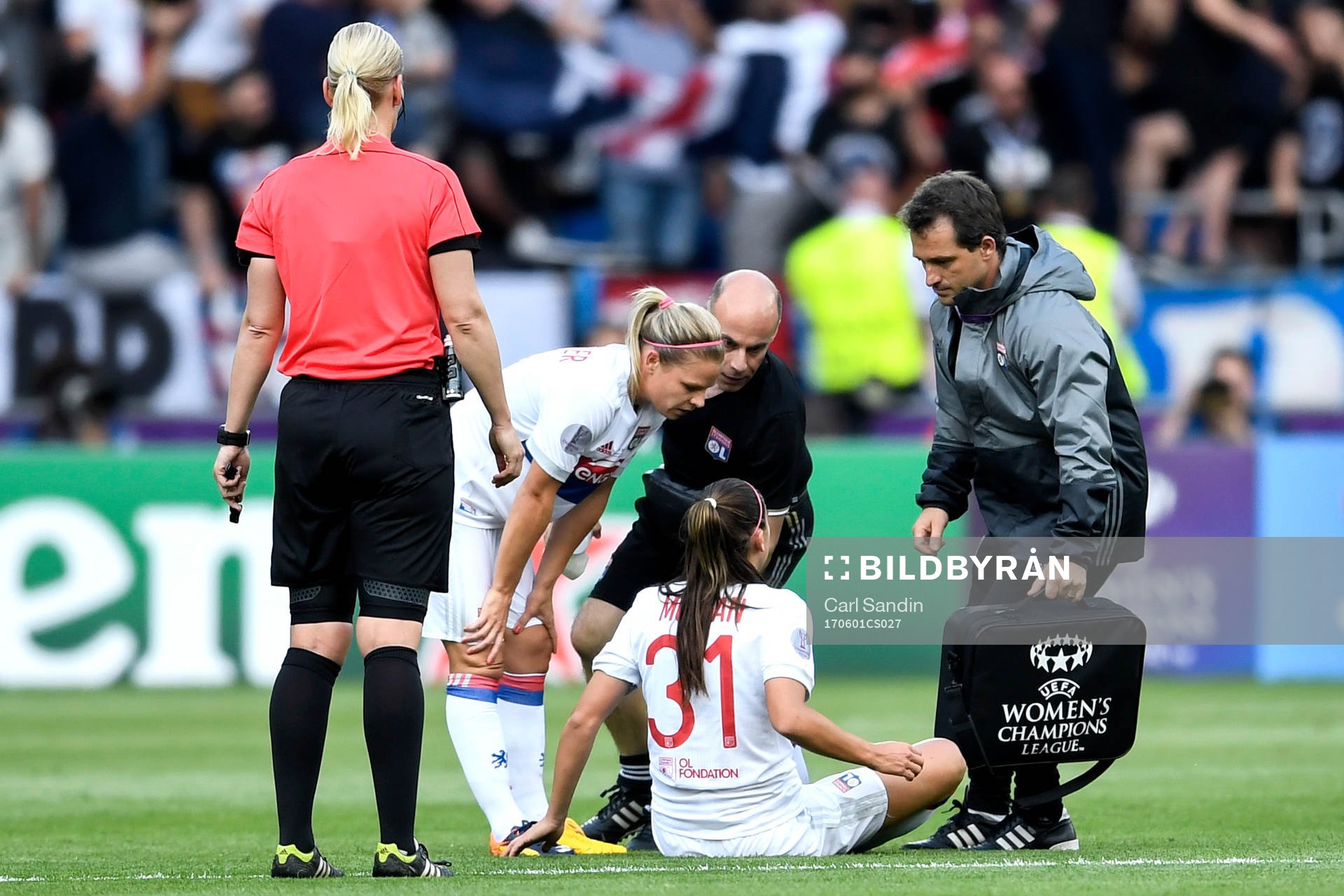 Lyons Alex Morgan grinar illa och byts ut