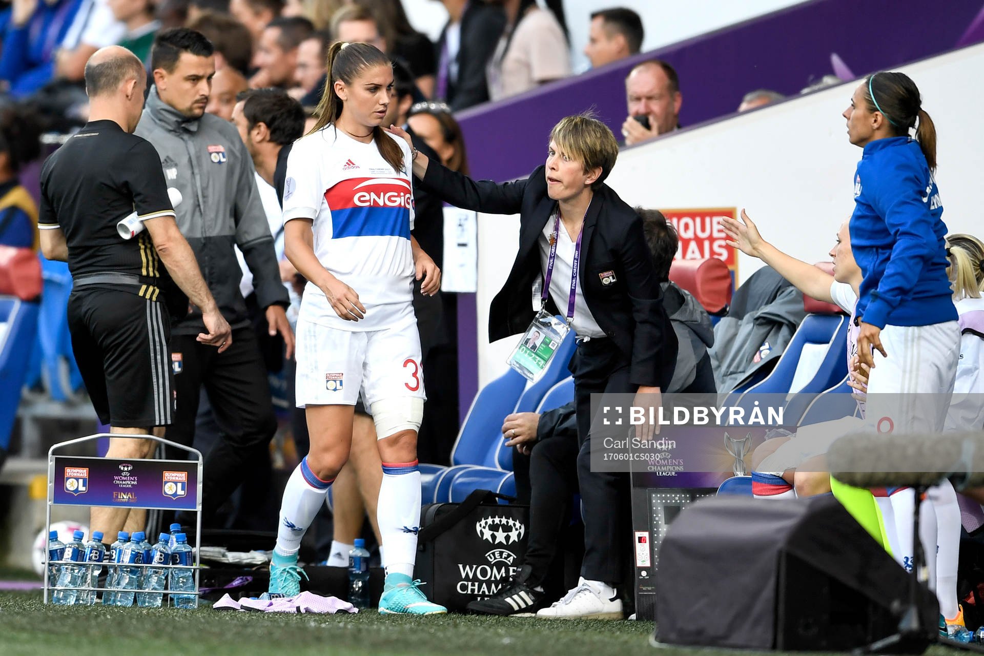 Lyons Alex Morgan grinar illa och byts ut