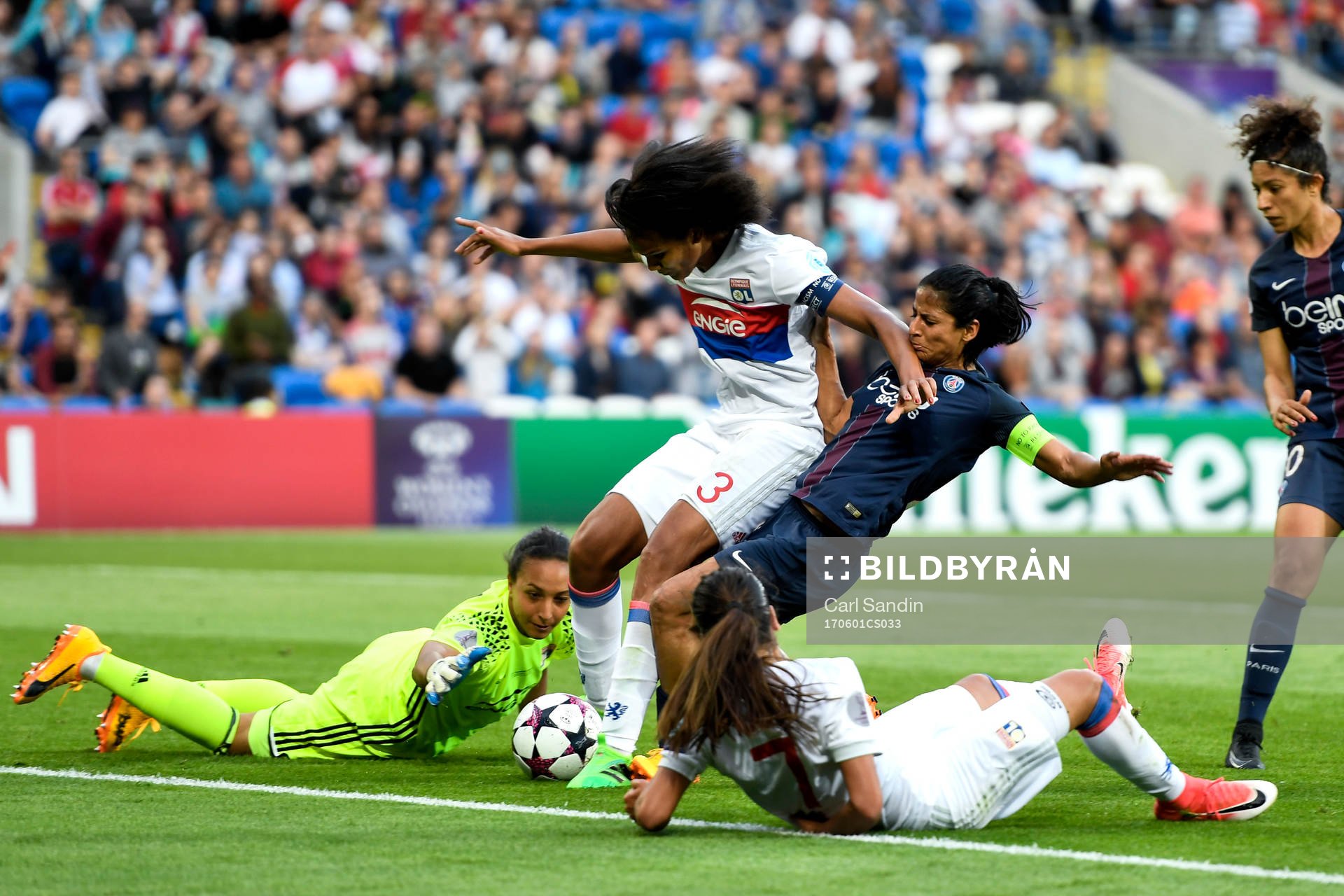 Lyons målvakt Sarah Bouhaddi och Wendie Renard täcker ett skott från Paris Shirley Cruz Trana under finalen i Champions League mellan Lyon och PSG den 1 juni 2017 i Cardiff.