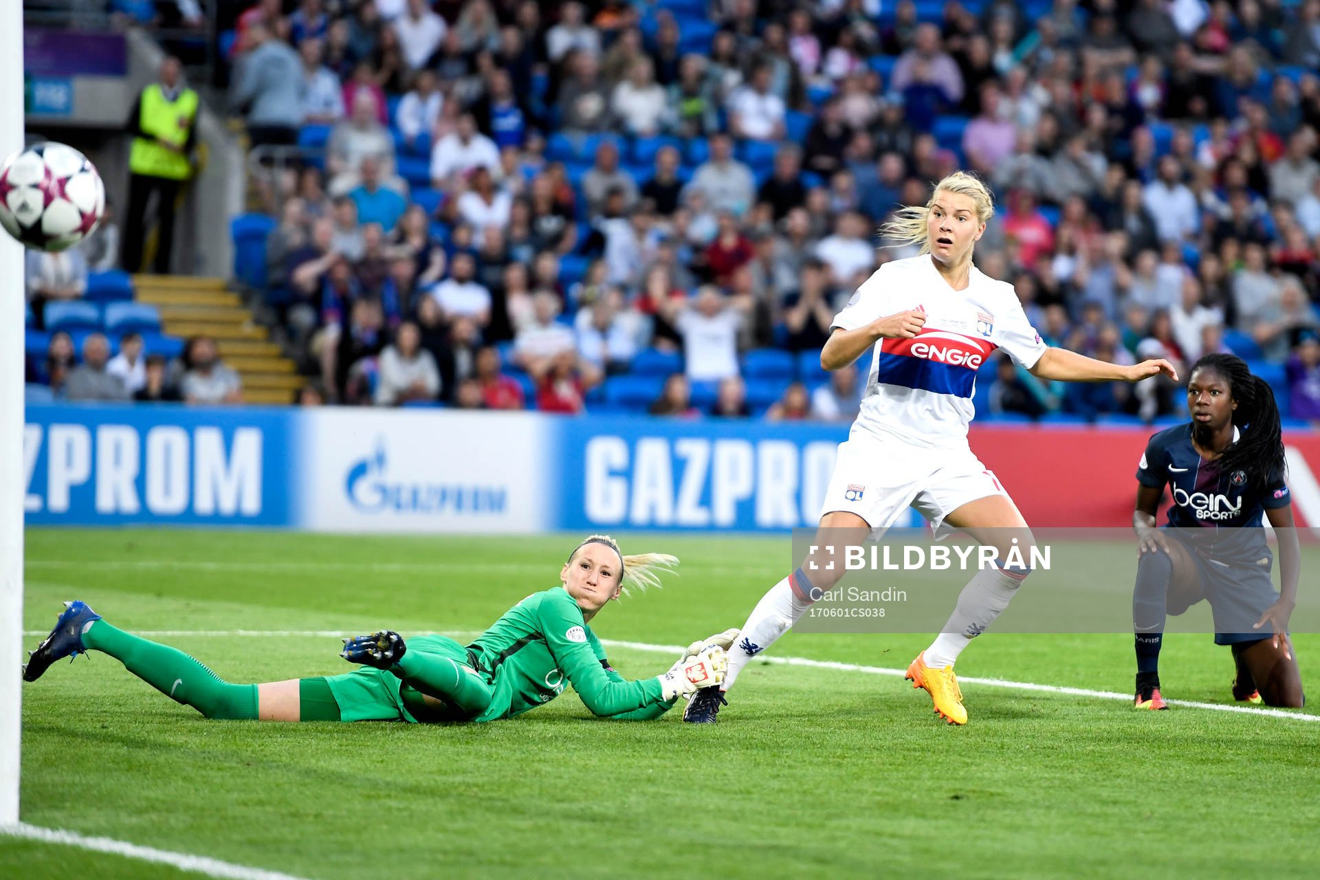 Lyons Ada Hegerberg skjuter förbi Paris målvakt Katarzyna
