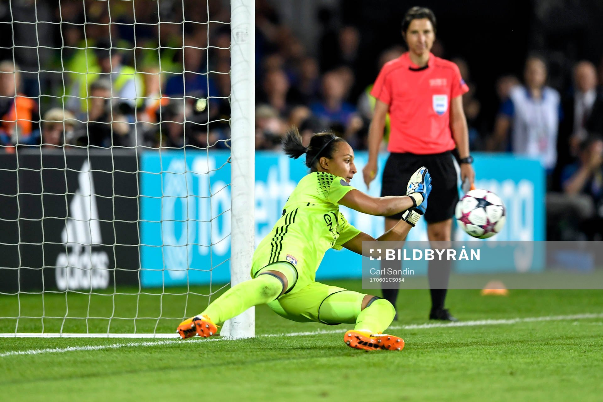 Lyons målvakt Sarah Bouhaddi räddar en straff under finalen i Champions League mellan Lyon och PSG den 1 juni 2017 i Cardiff.