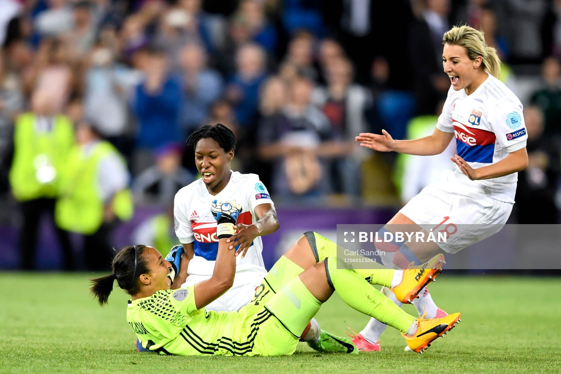 Lyons målvakt Sarah Bouhaddi, Kadeisha Buchanan och Claire Lavogez jublar efter finalen i Champions League mellan Lyon och PSG den 1 juni 2017 i Cardiff.