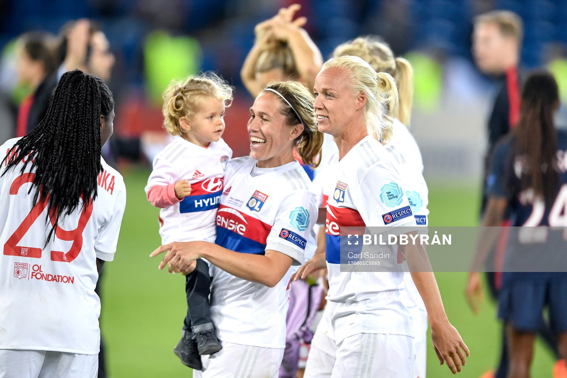 Lyons Camille Abily och Caroline Seger jublar