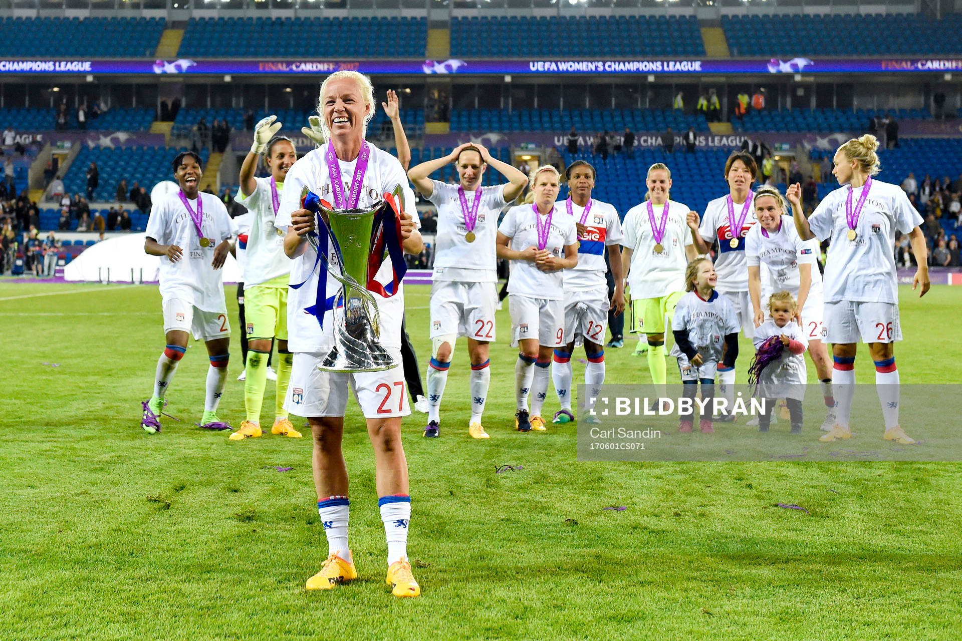 Lyons Caroline Seger jublar med pokalen efter finalen i Champions League mellan Lyon och PSG den 1 juni 2017 i Cardiff.