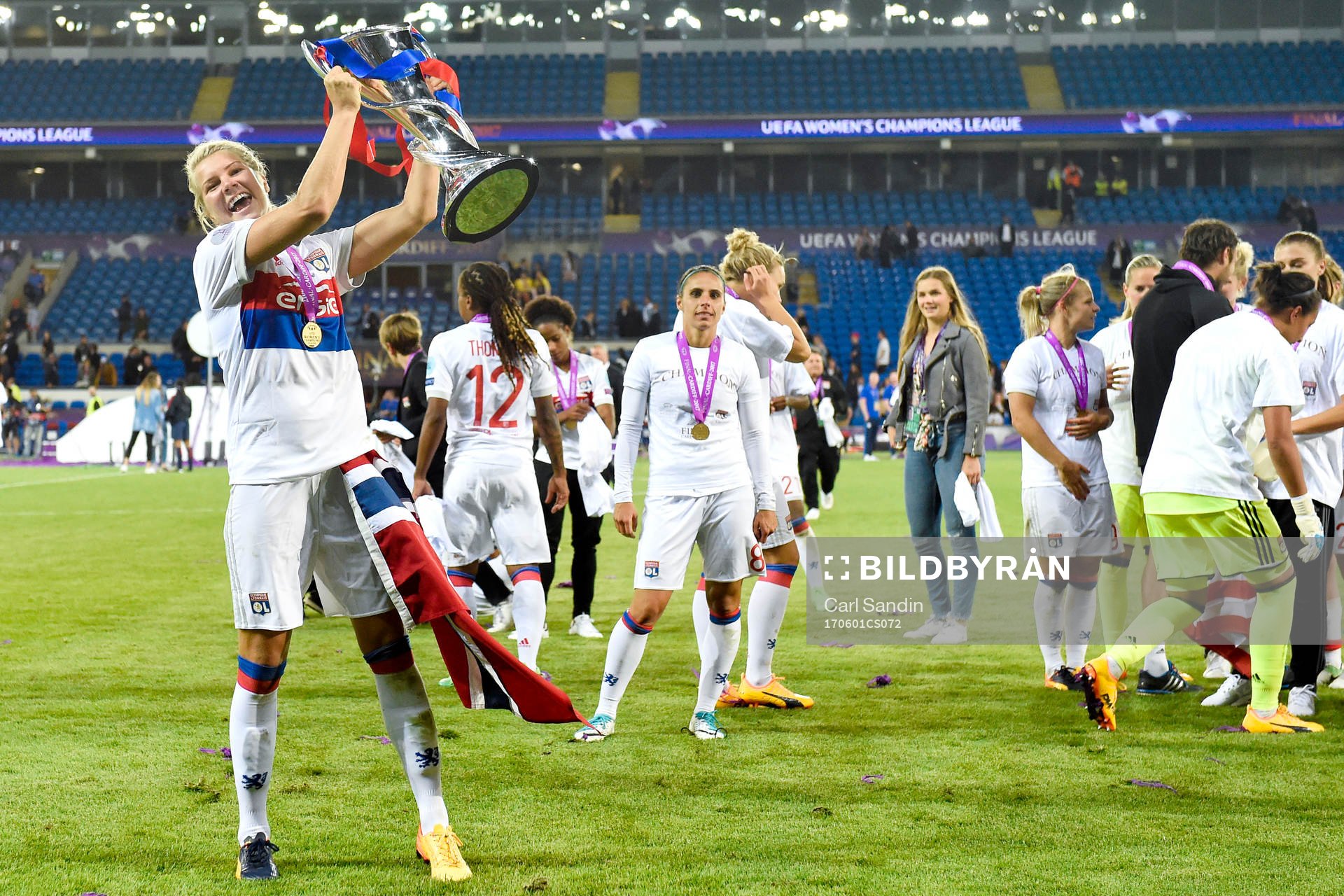 Lyons Ada Hegerberg jublar med pokalen