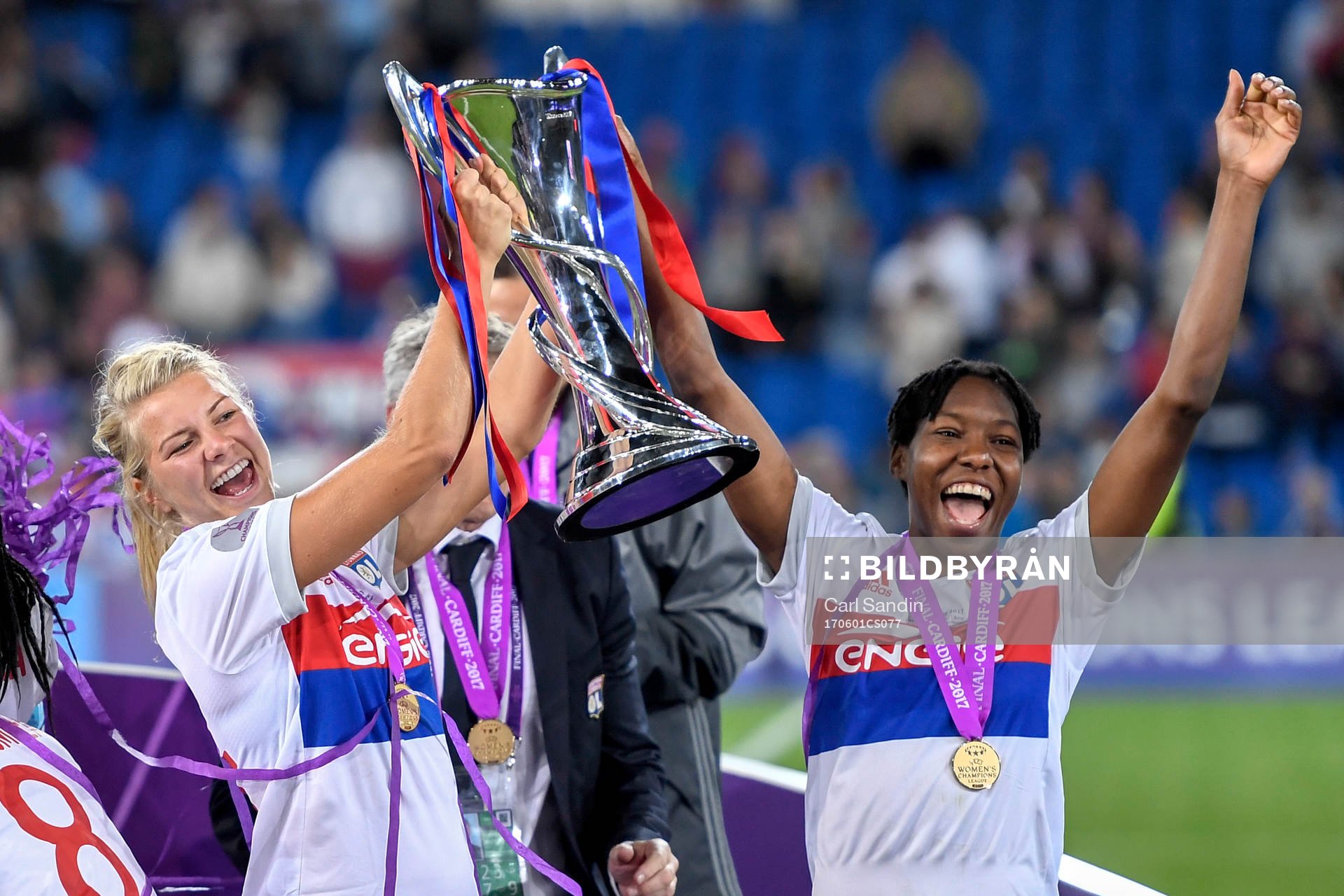 Lyons Ada Hegerberg och Kadeisha Buchanan  jublar med