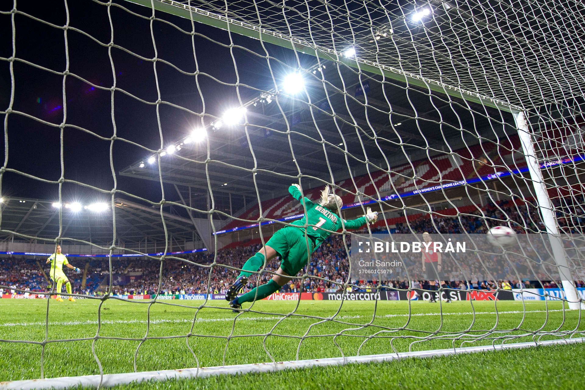 Lyons målvakt Sarah Bouhaddi sätter den avgörande straffen bakom Paris målvakt Katarzyna Kiedrzynek under finalen i Champions League mellan Lyon och PSG den 1 juni 2017 i Cardiff.