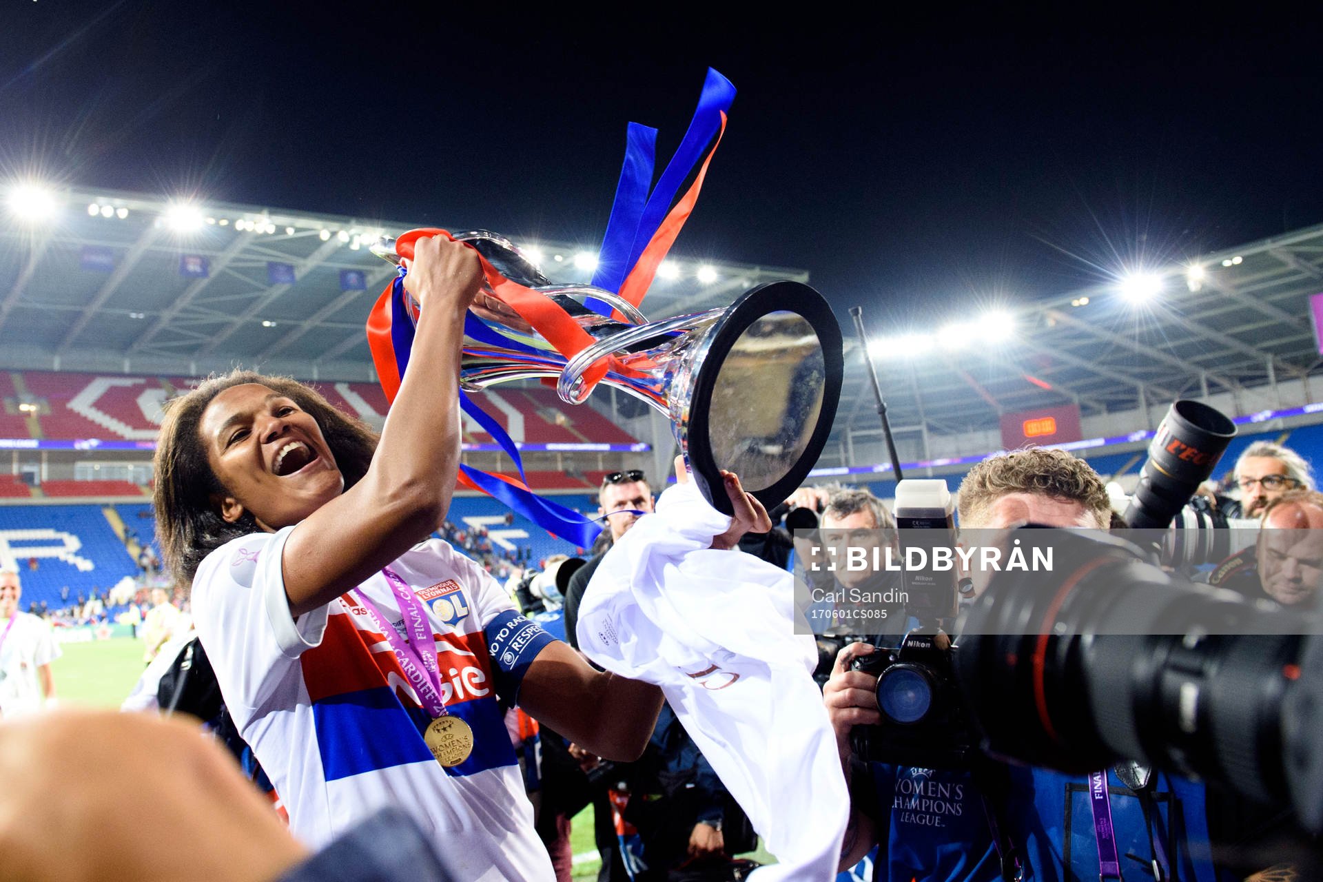 Lyons Wendie Renard jublar med pokalen efter finalen i Champions League mellan Lyon och PSG den 1 juni 2017 i Cardiff.