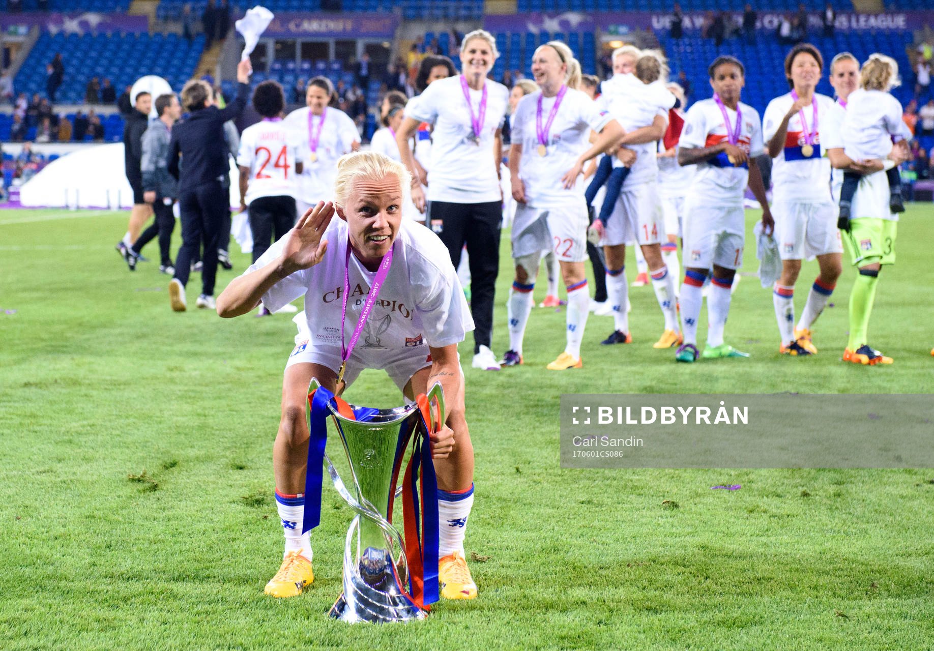 Lyons Caroline Seger jublar med pokalen efter finalen i Champions League mellan Lyon och PSG den 1 juni 2017 i Cardiff.