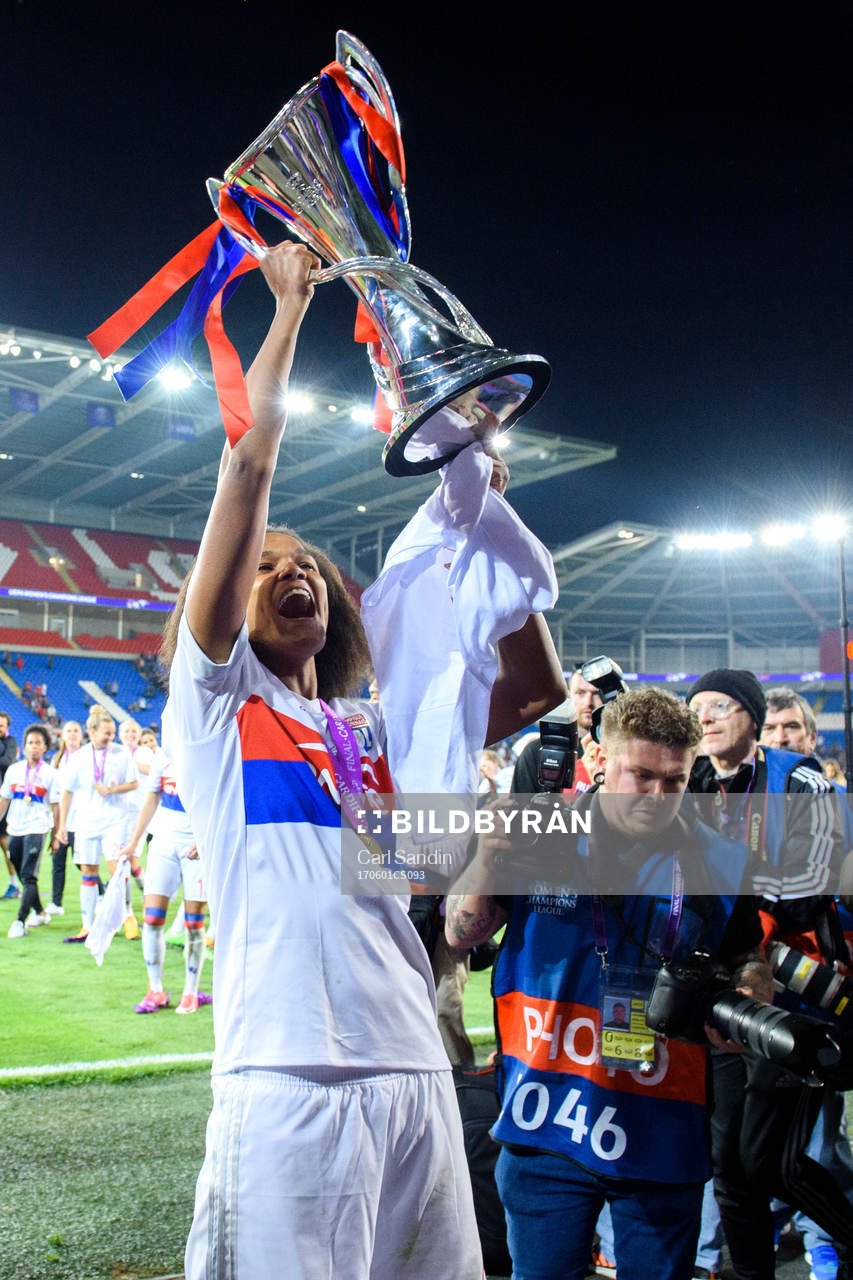 Lyons Wendie Renard jublar med pokalen