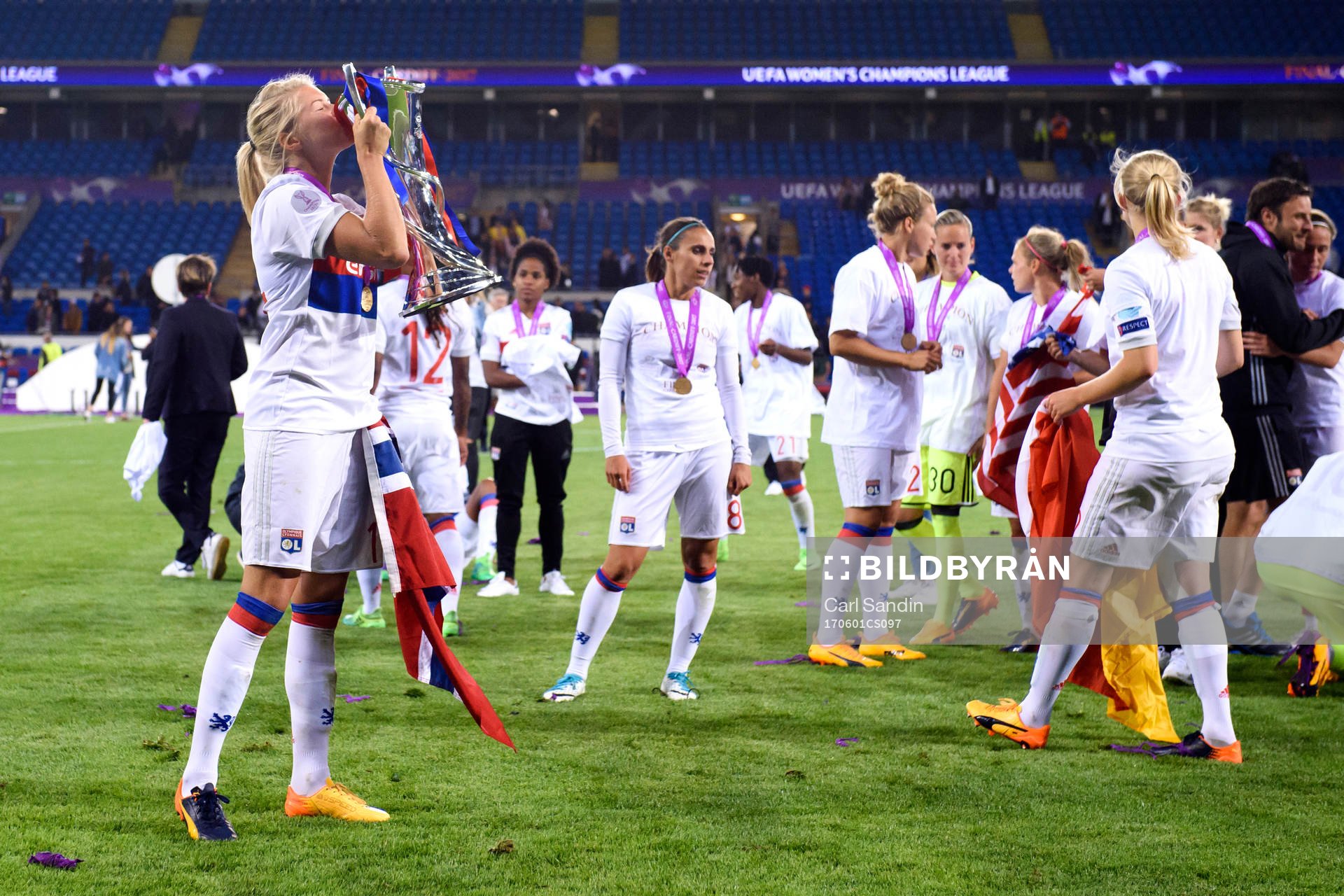 Lyons Ada Hegerberg kysser pokalen efter finalen i Champions League mellan Lyon och PSG den 1 juni 2017 i Cardiff.