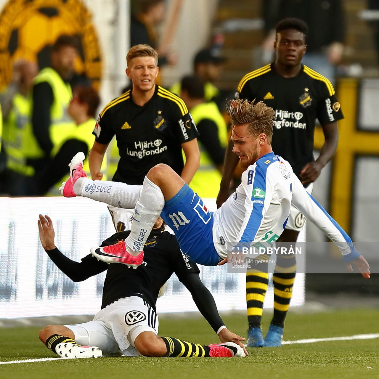 s Kristoffer Olsson  fäller Norrköpings Linus Wahlqvist