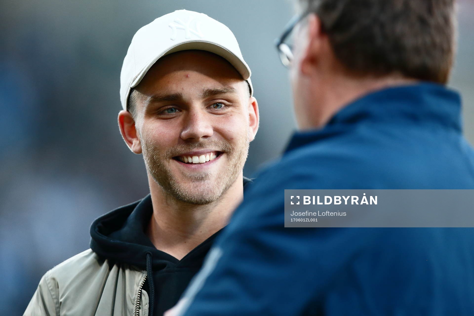 Christoffer Nyman får ta emot pris i halvtid