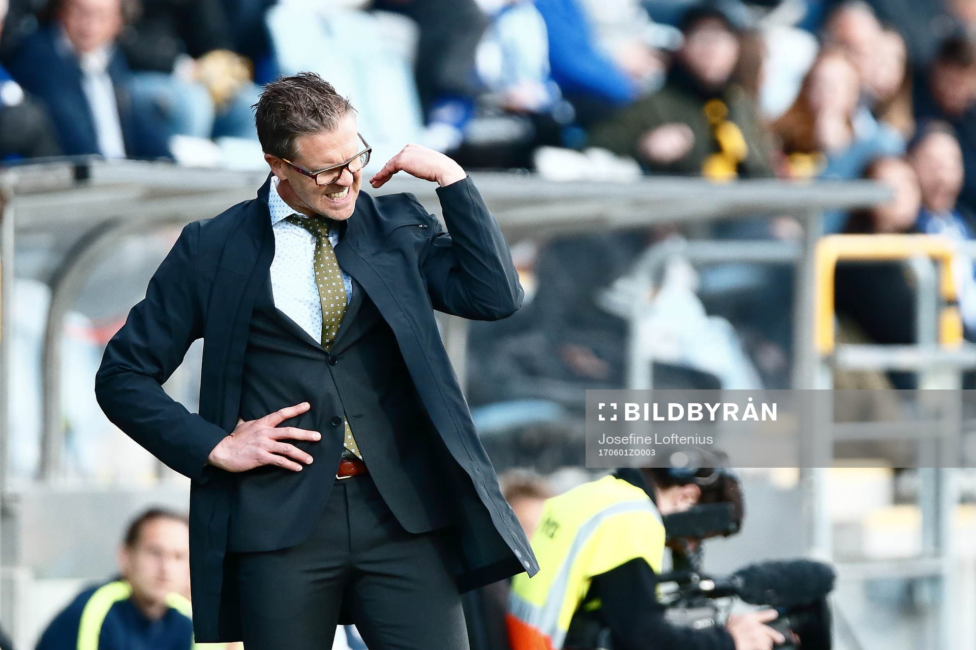 s tränare Rikard Norling reagerar