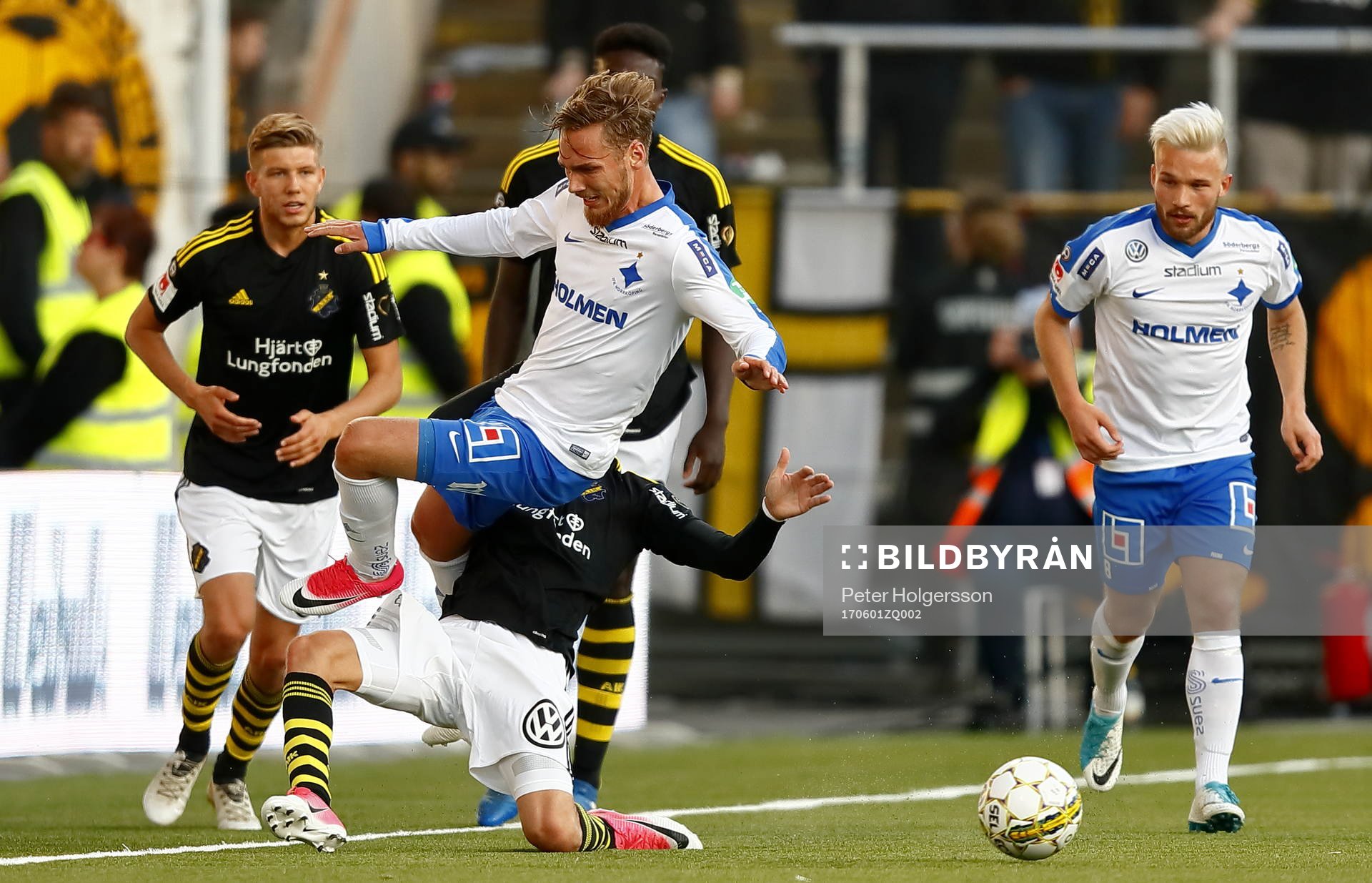 s Kristoffer Olsson  fäller Norrköpings Linus Wahlqvist