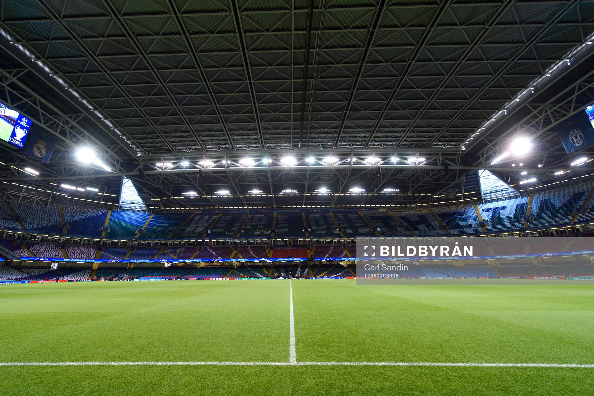 Interiör av Wales nationalarena med stängt tak innan en