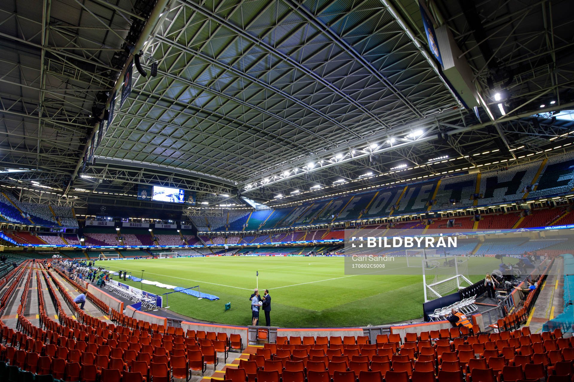 Interiör av Wales nationalarena med stängt tak innan en
