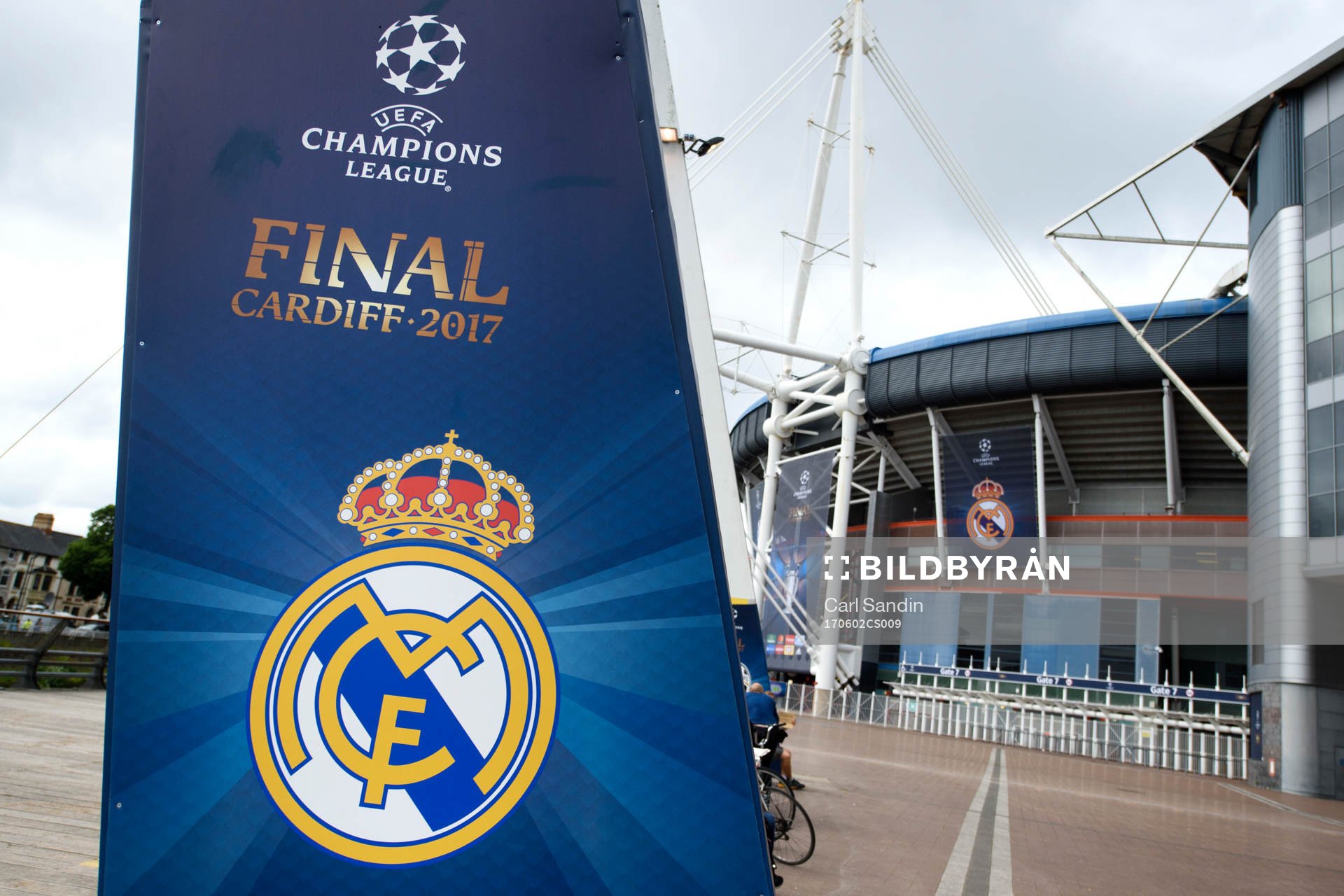 Klubbmärket för Real Madrid utanför arenan innan en