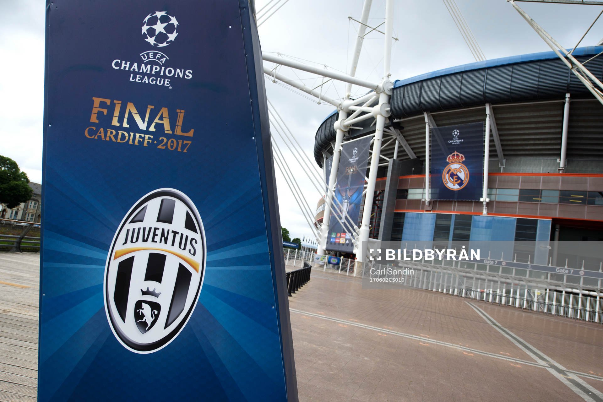 Klubbmärket för Juventus utanför arenan innan en