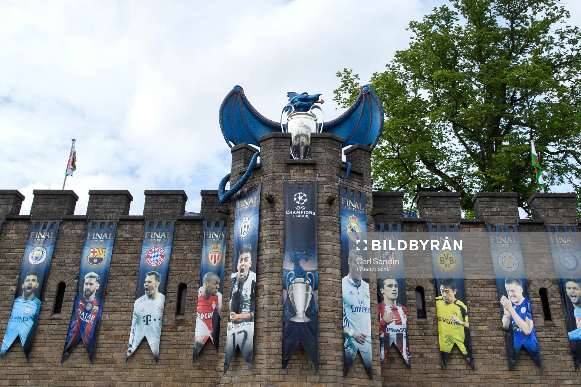 En drake med Champions League-pokalen innan en träning med