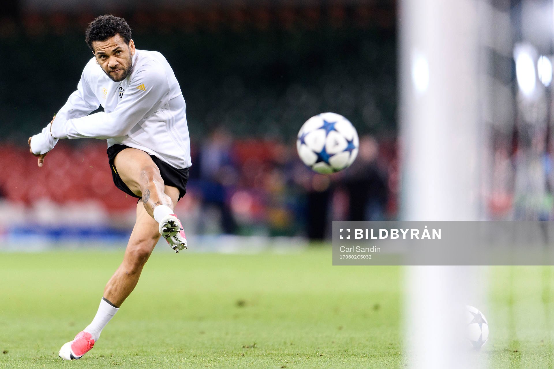 Dani Alves under en träning med Juventus inför finalen i Champions League den 2 juni 2017 i Cardiff.