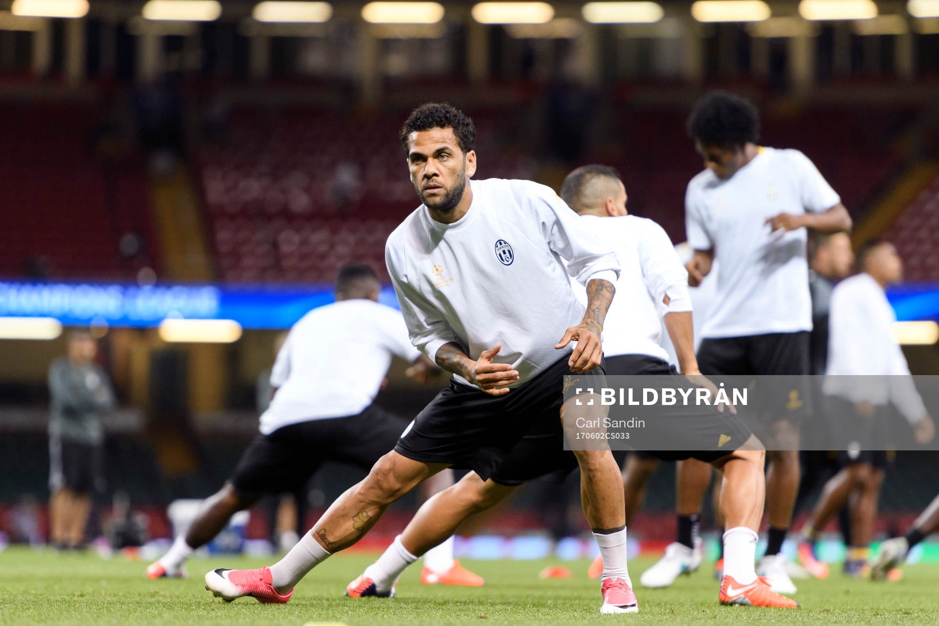 Dani Alves under en träning med Juventus inför finalen i Champions League den 2 juni 2017 i Cardiff.