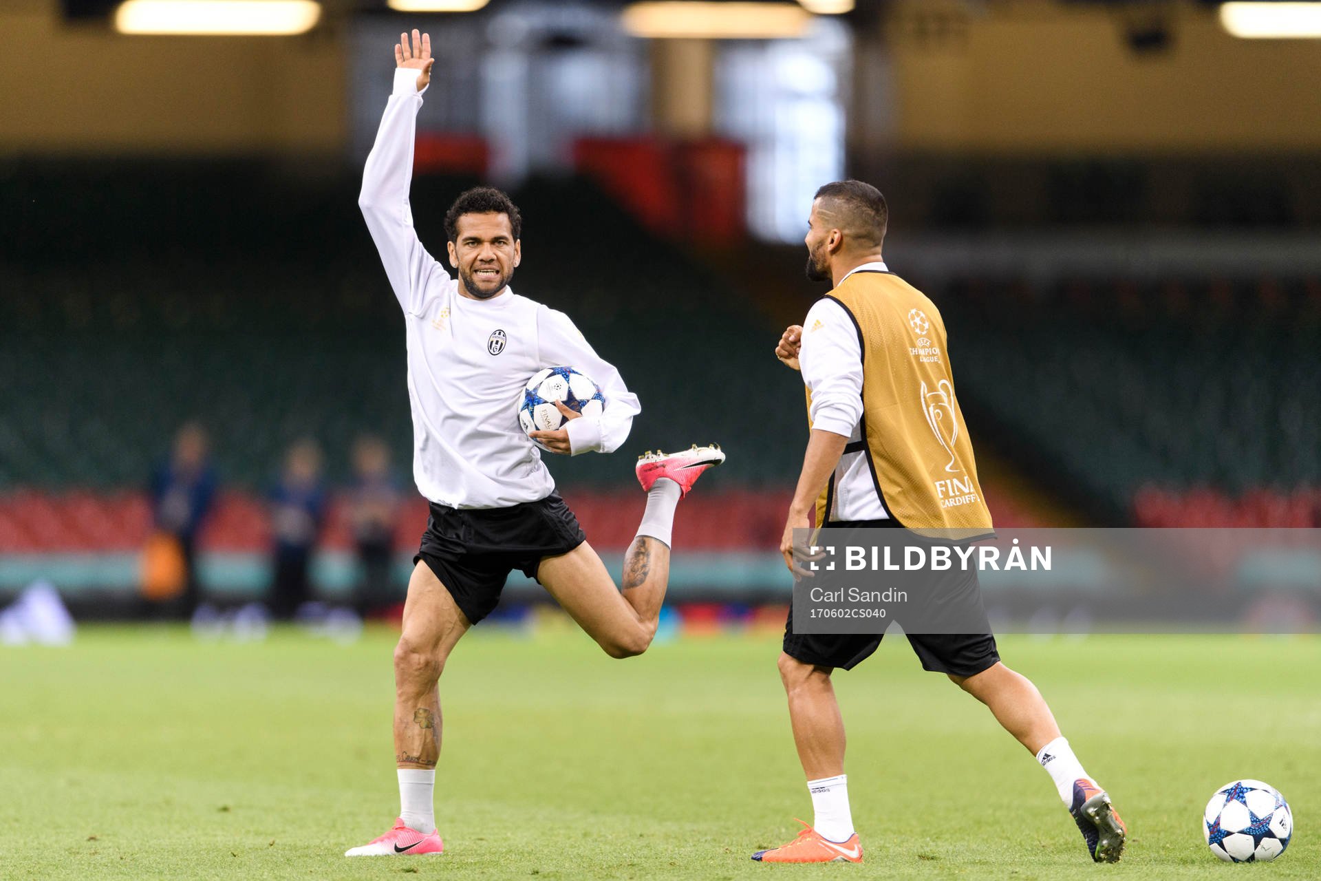 Dani Alves under en träning med Juventus inför finalen i Champions League den 2 juni 2017 i Cardiff.