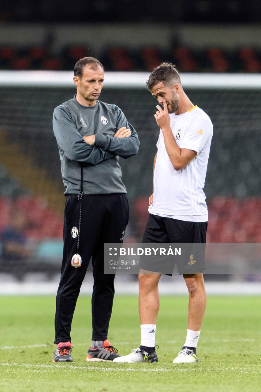 Tränare Massimiliano Allegri pratar med Miralem Pjanic