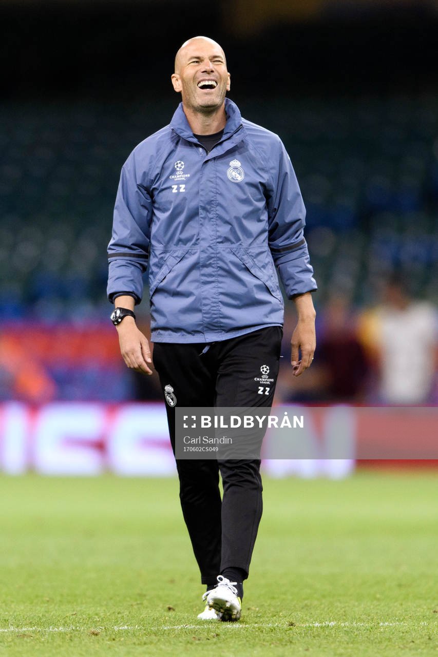 Tränare Zinedine Zidane under en träning med Real Madrid inför finalen i Champions League den 2 juni 2017 i Cardiff.