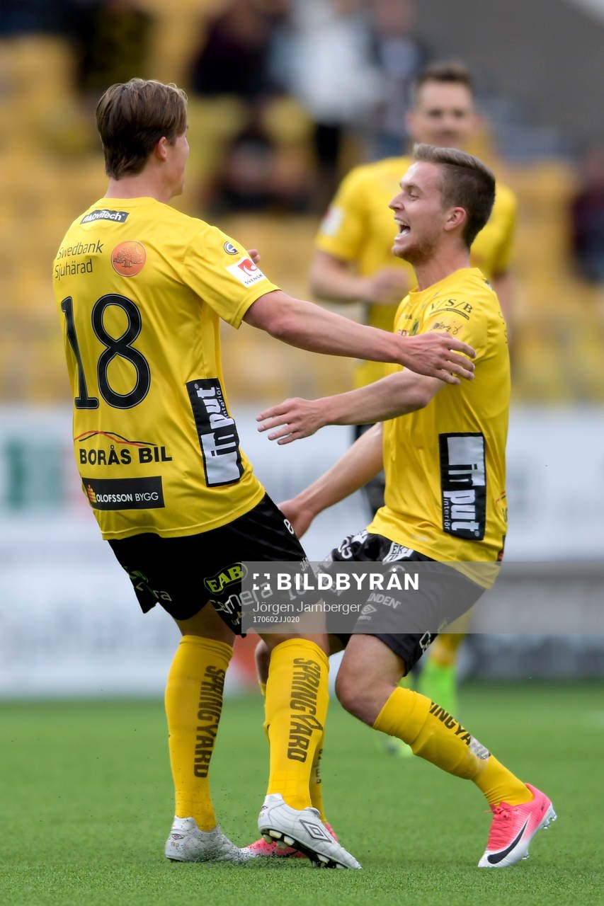 Elfsborgs e18+och Adam Lundqvist jublar efter 1-0 av Olsson under fotbollsmatchen i Allsvenskan mellan Elfsborg och Häcken den 2 juni 2017 i Borås.
