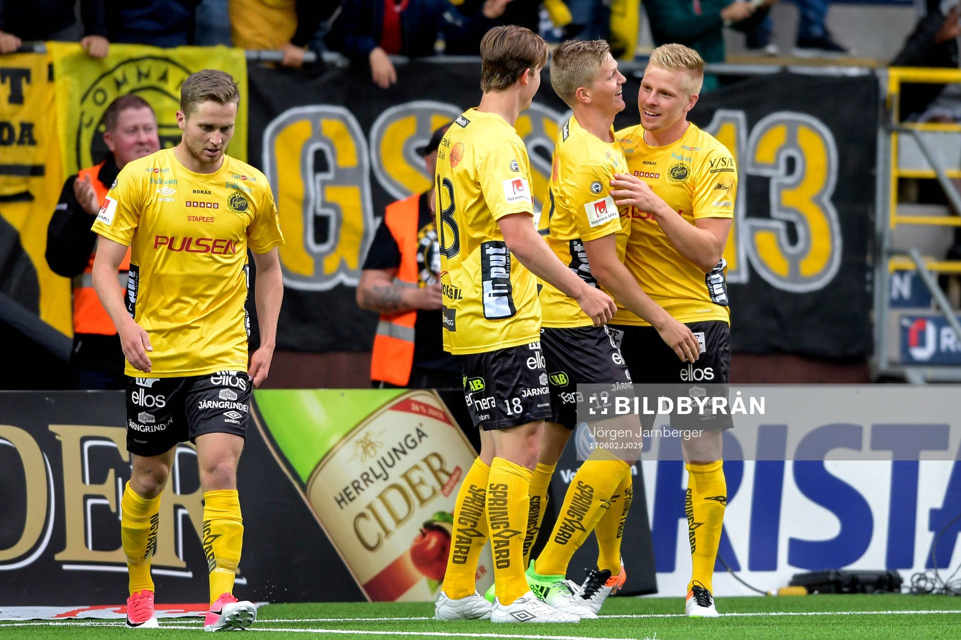 Elfsborgs Per Frick jublar med lagkamrater efter 2-0 under fotbollsmatchen i Allsvenskan mellan Elfsborg och Häcken den 2 juni 2017 i Borås.