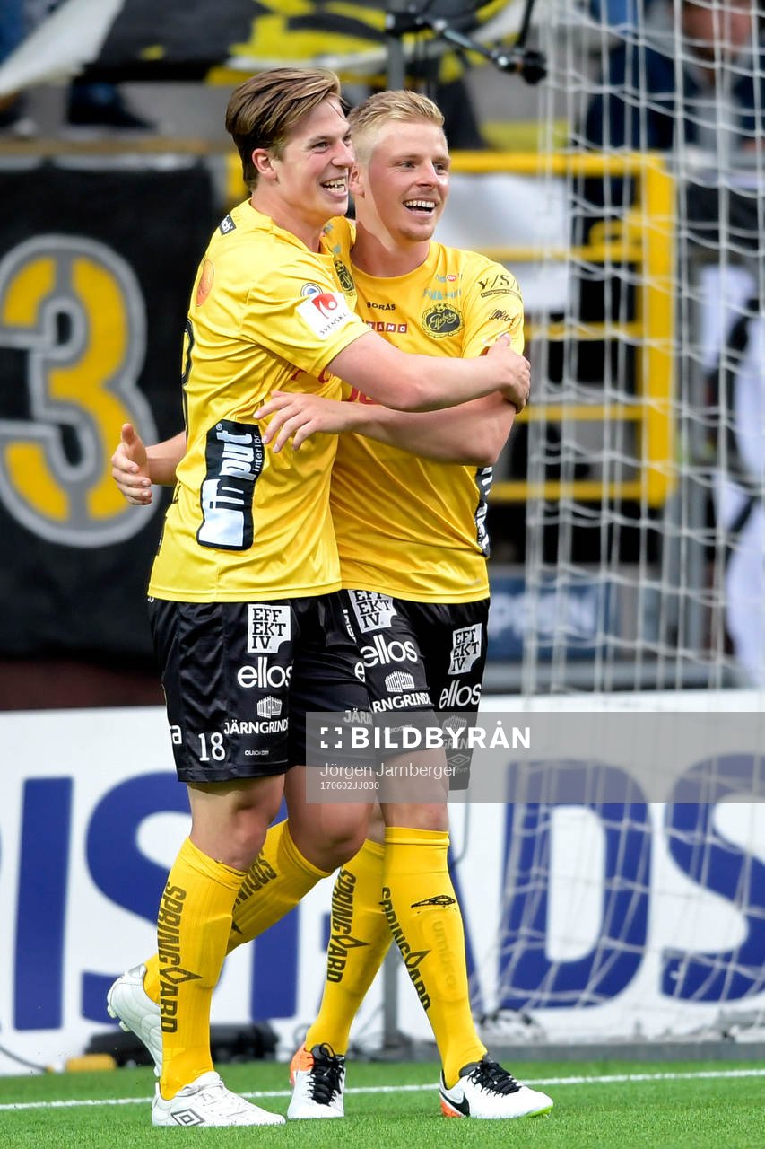 Elfsborgs Per Frick och Simon Olsson jublar efter 2-0 av Frick under fotbollsmatchen i Allsvenskan mellan Elfsborg och Häcken den 2 juni 2017 i Borås.