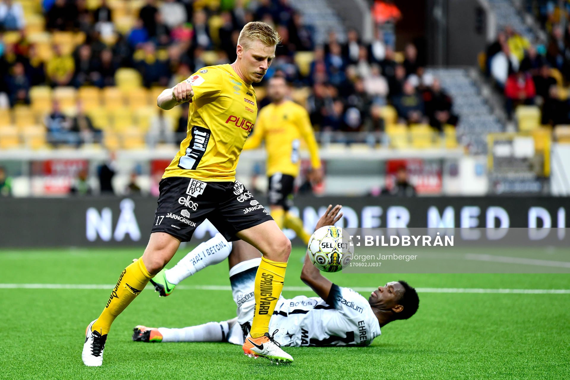 Elfsborgs Per Frick och Häckens Mohammed Abubakari under fotbollsmatchen i Allsvenskan mellan Elfsborg och Häcken den 2 juni 2017 i Borås.