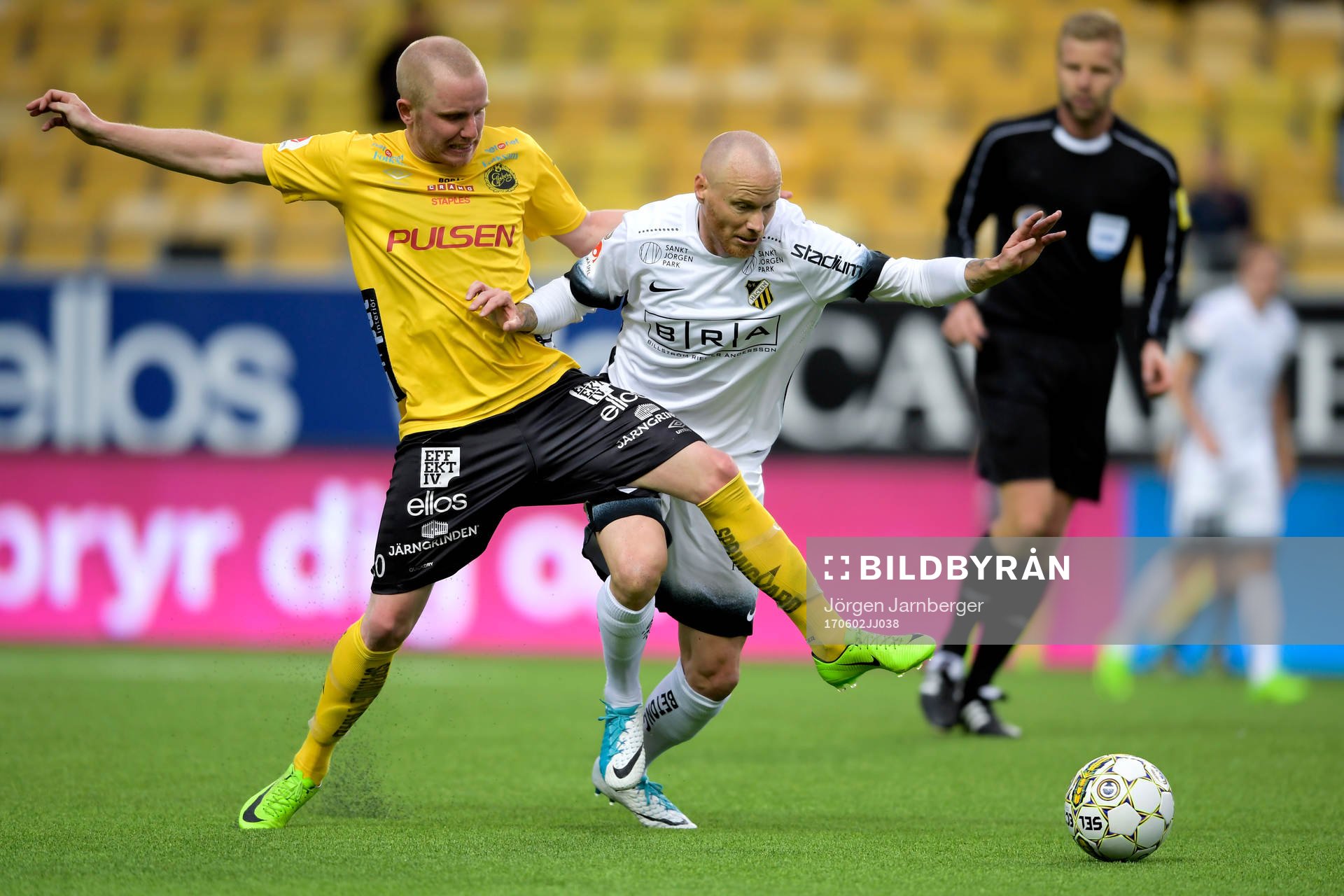 Elfsborgs Simon Lundevall och Häckens Alexander Farnerud under fotbollsmatchen i Allsvenskan mellan Elfsborg och Häcken den 2 juni 2017 i Borås.