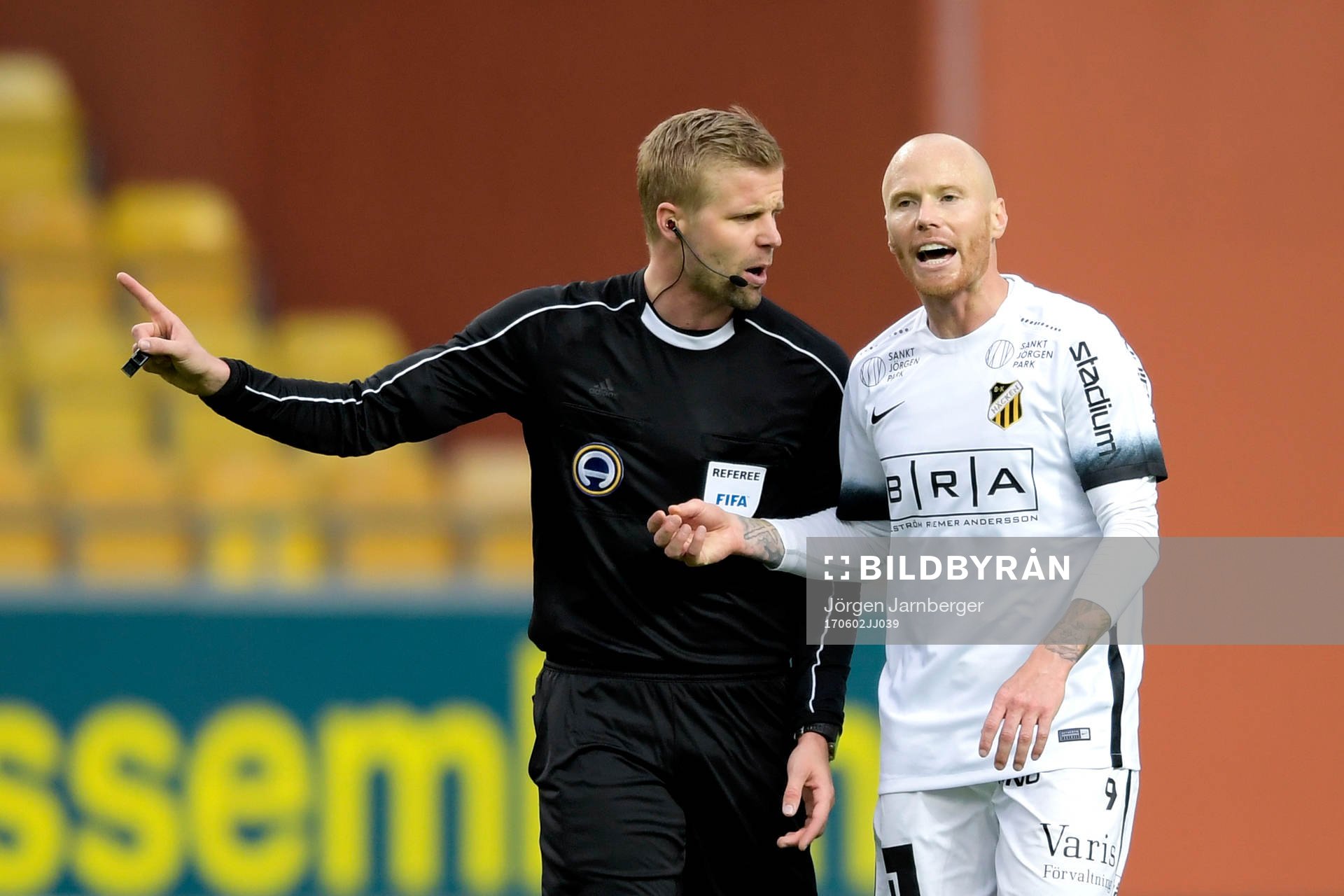 Domare Glenn Nyberg och Häckens Alexander Farnerud under fotbollsmatchen i Allsvenskan mellan Elfsborg och Häcken den 2 juni 2017 i Borås.
