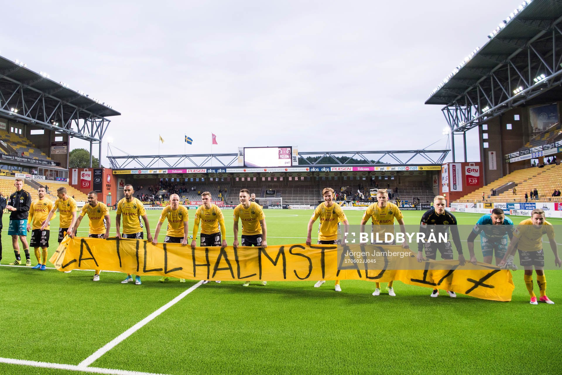 Elfsborgs spelare tackar supportrarna med banderoll