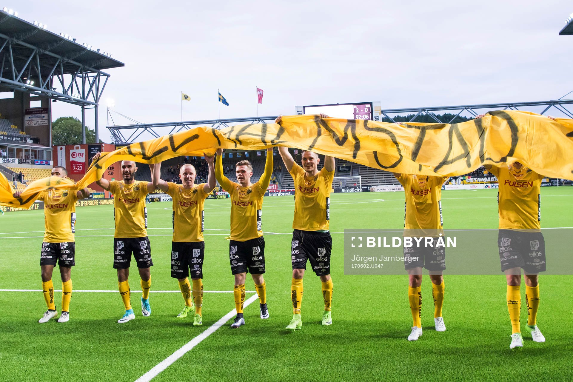 Elfsborgs spelare tackar supportrarna med banderoll
