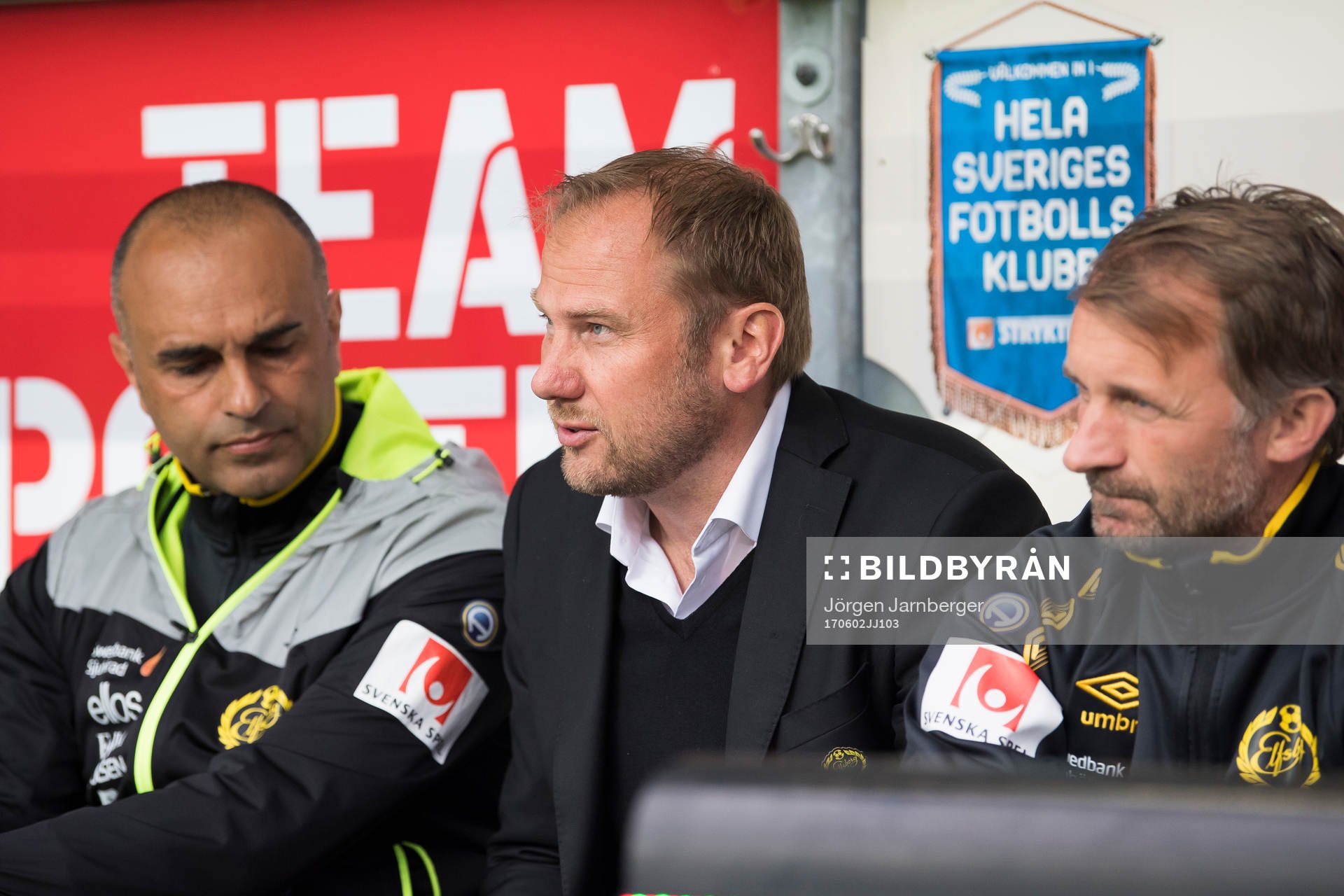 Elfsborgs manager Magnus Haglund diskuterar med tränare