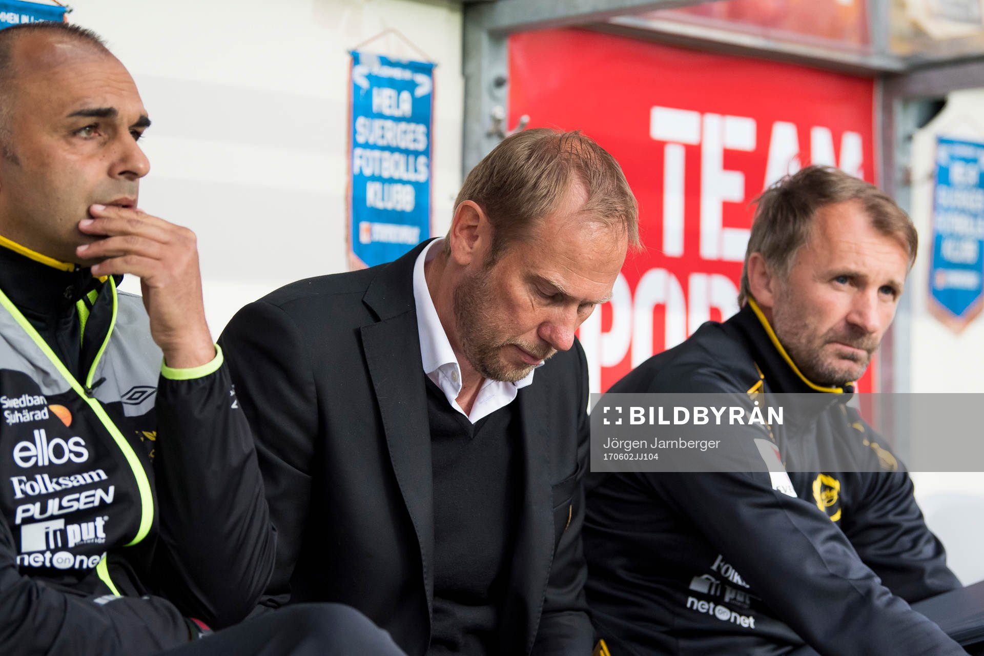 Elfsborgs manager Magnus Haglund diskuterar med tränare