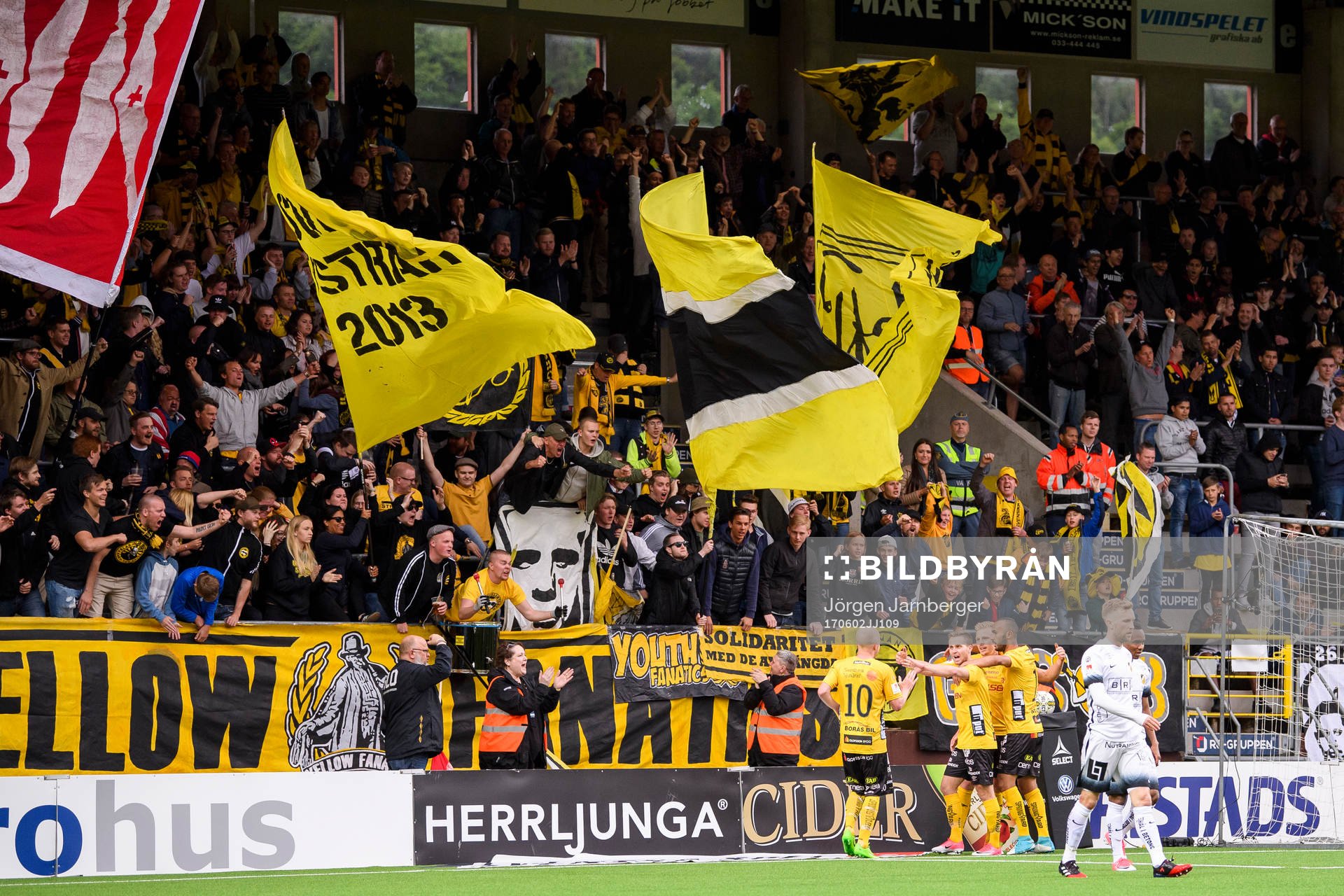 Elfsborgs Per Frick jublar med Issam Jebali, Adam Lundqvist och Simon Lundevall under fotbollsmatchen i Allsvenskan mellan Elfsborg och Häcken den 2 juni 2017 i Borås.