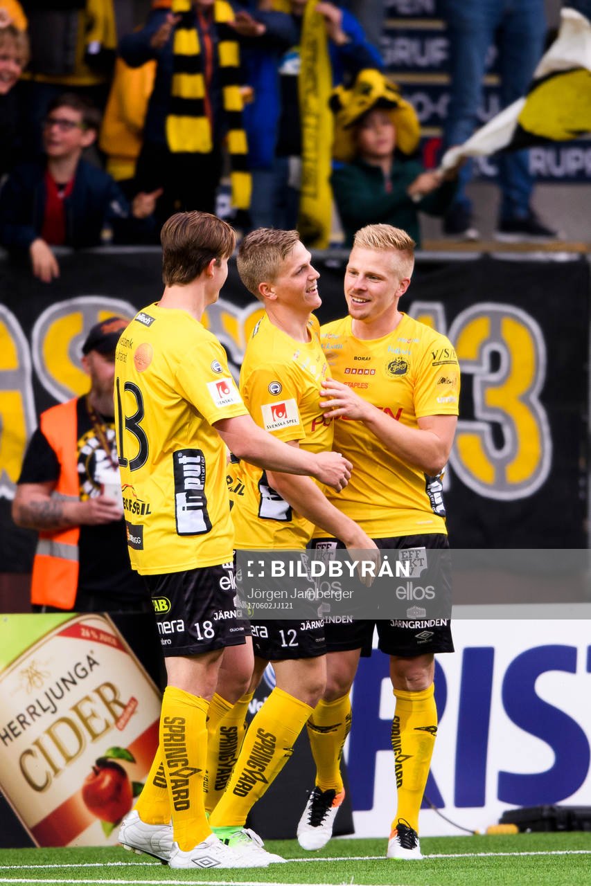 Elfsborgs Per Frick jublar med Joakim Nilsson och Simon