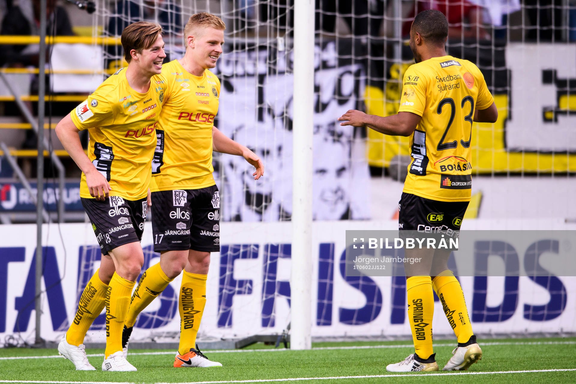 Elfsborgs Per Frick jublar med Simon Olsson