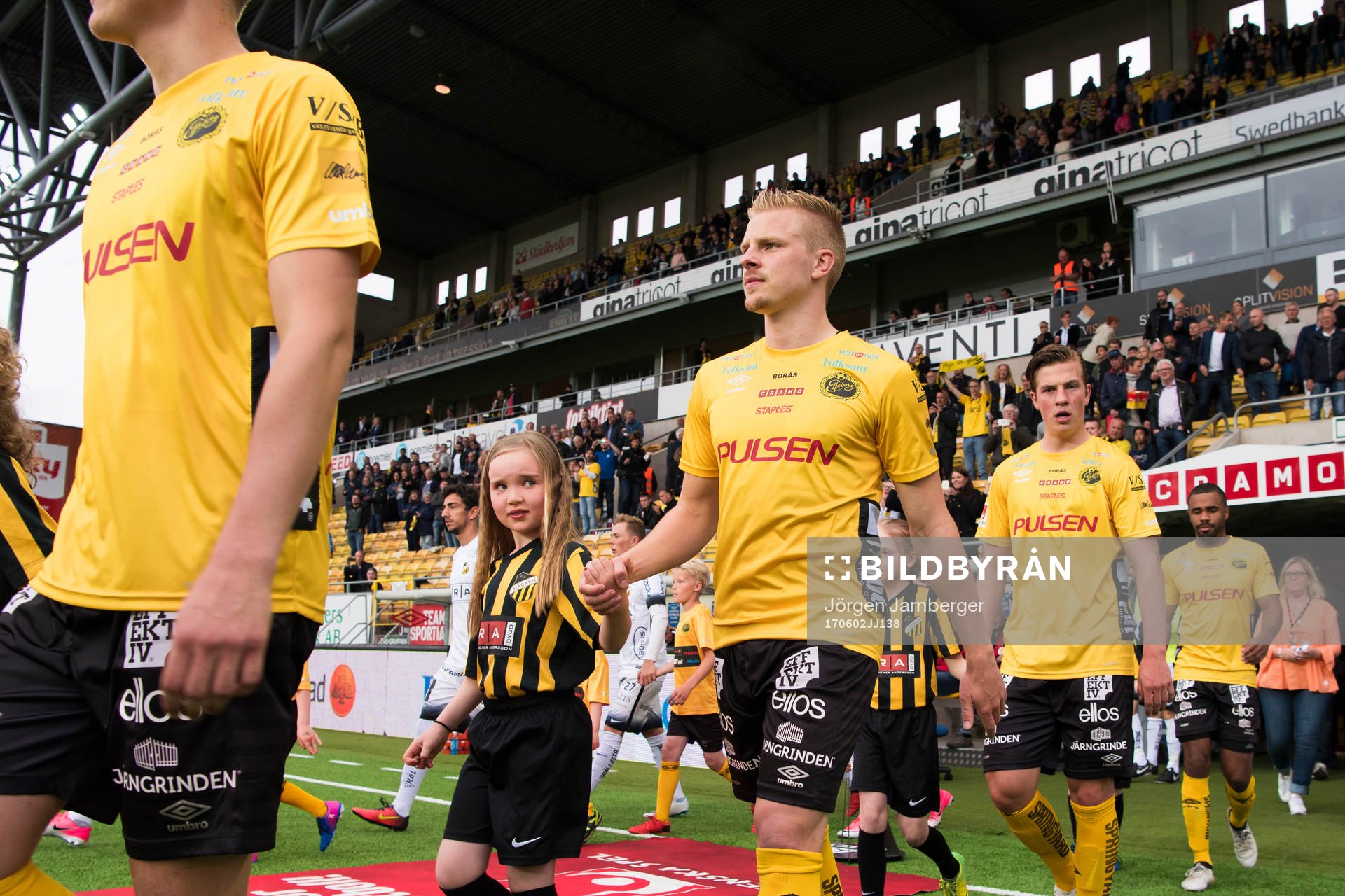 Elfsborgs Per Frick och Simon Olsson kommer in på arenan