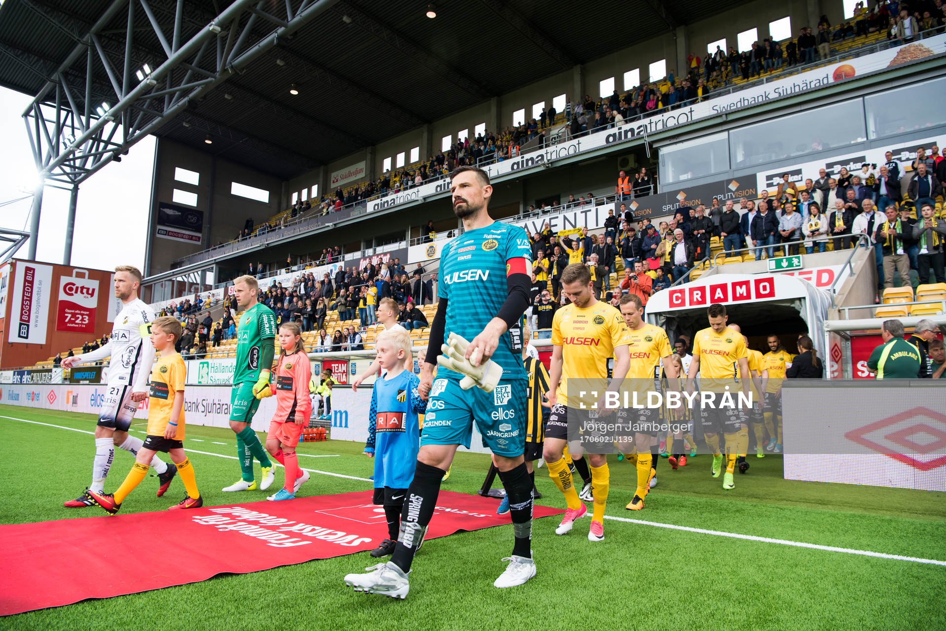 Spelare ur båda lagen kommer in på arenan