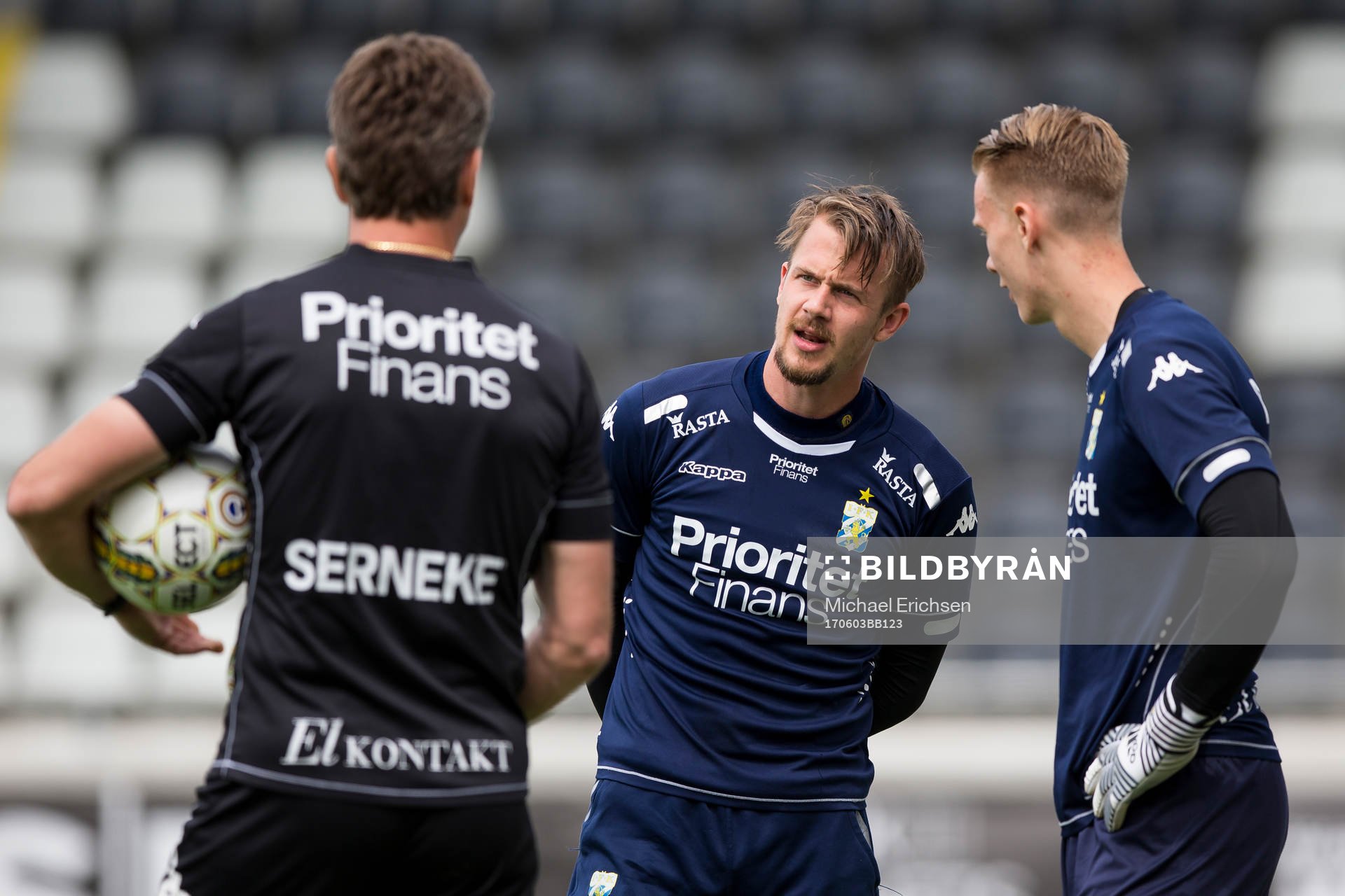 IFK Göteborgs målvaktstränare Sven Andersson pratar med