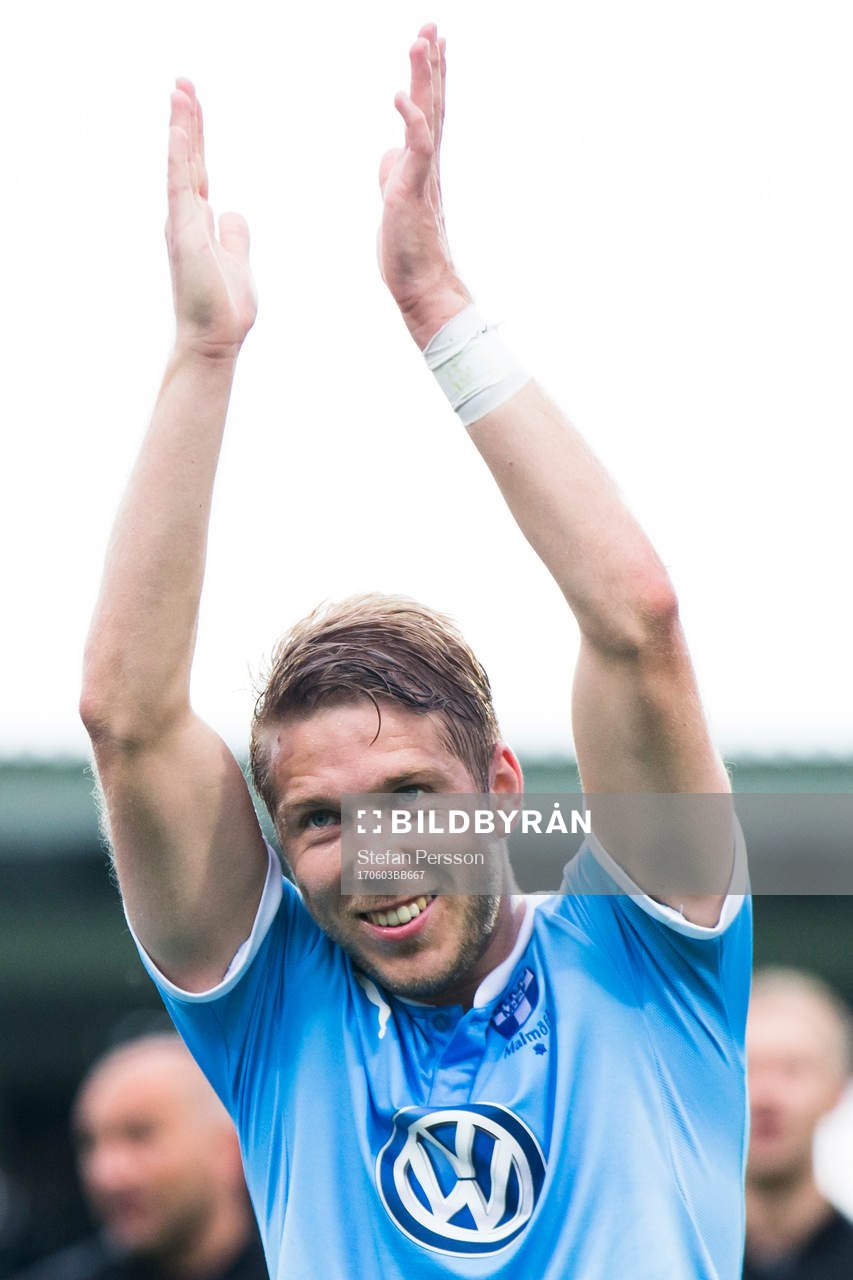 Malmö FFs Anton Tinnerholm jublar efter fotbollsmatchen i Allsvenskan mellan Jönköping och Malmö FF den 3 juni 2017 i Jönköping. 