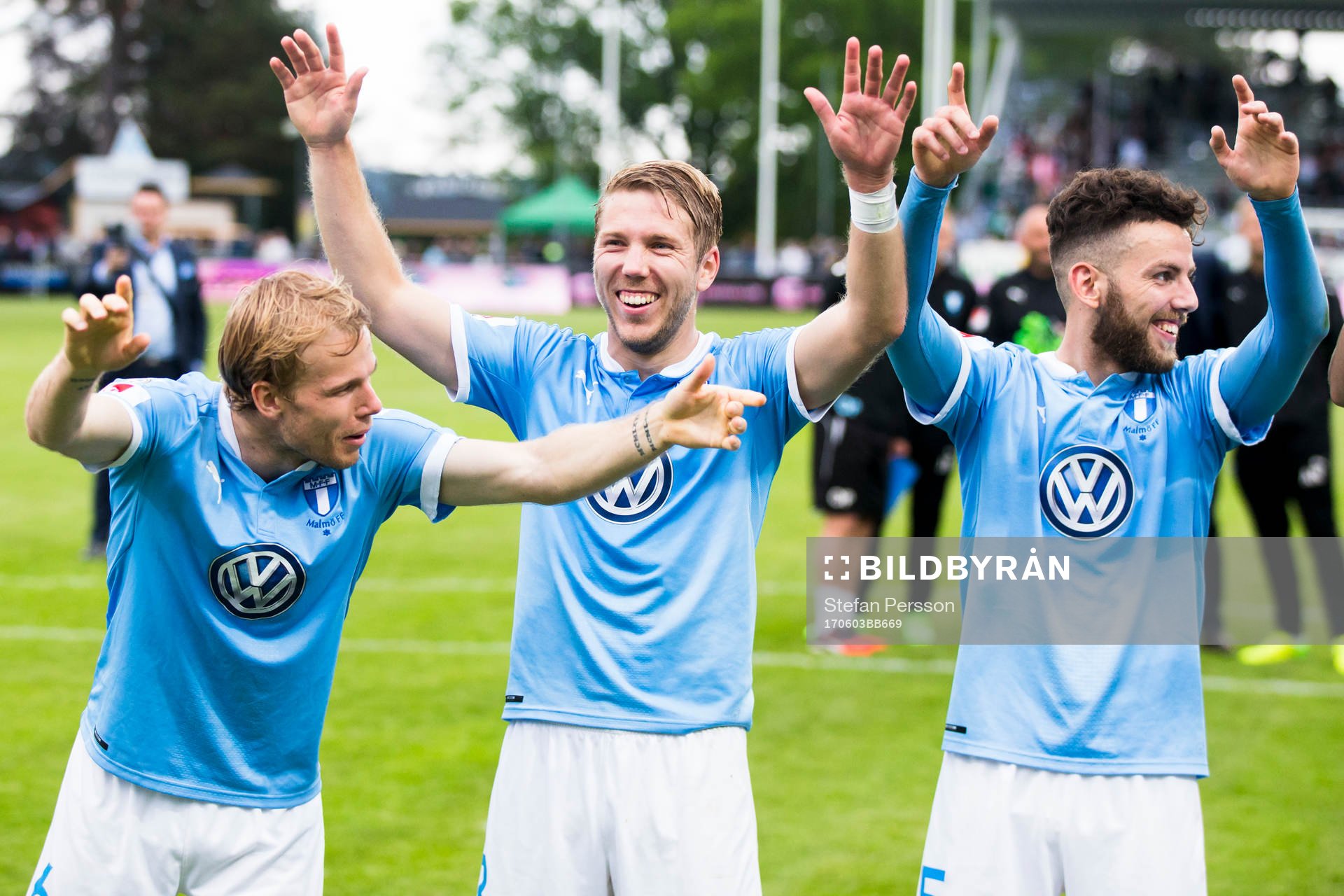Malmö FFs Oscar Lewicki, Anton Tinnerholm och Erdal Rakip jublar efter fotbollsmatchen i Allsvenskan mellan Jönköping och Malmö FF den 3 juni 2017 i Jönköping.