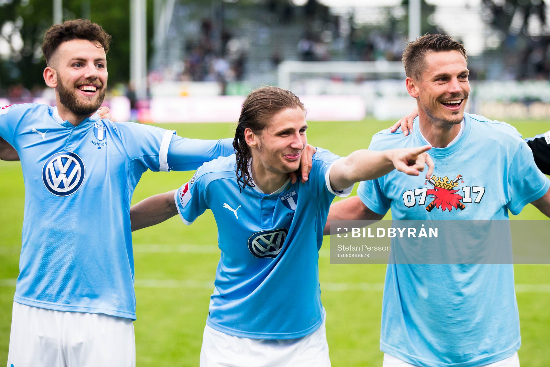 Malmö FFs Erdal Rakip, Pawel Cibicki och Markus Rosenberg jublar efter fotbollsmatchen i Allsvenskan mellan Jönköping och Malmö FF den 3 juni 2017 i Jönköping.