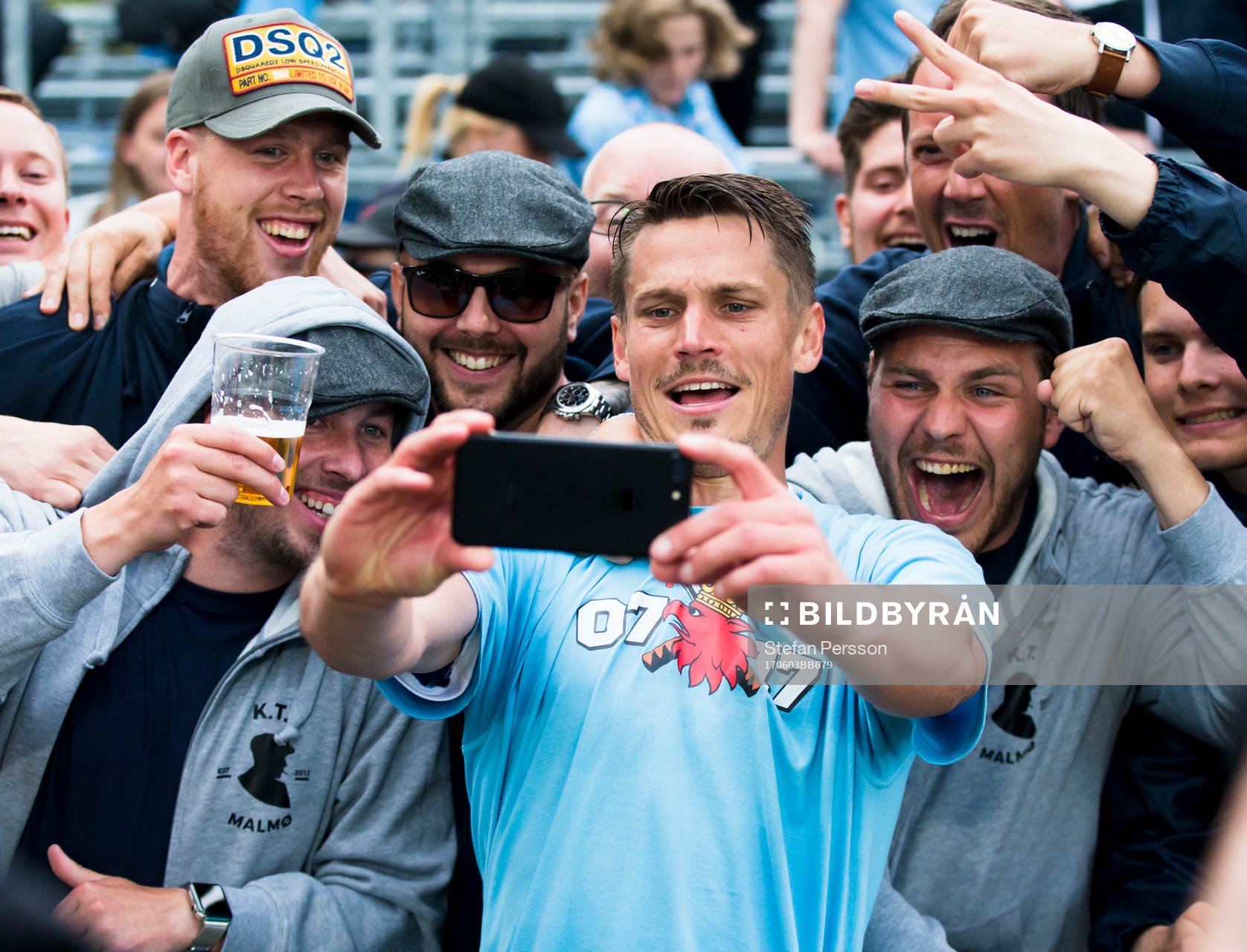 Malmö FFs förra spelare Pontus Jansson tar en selfie