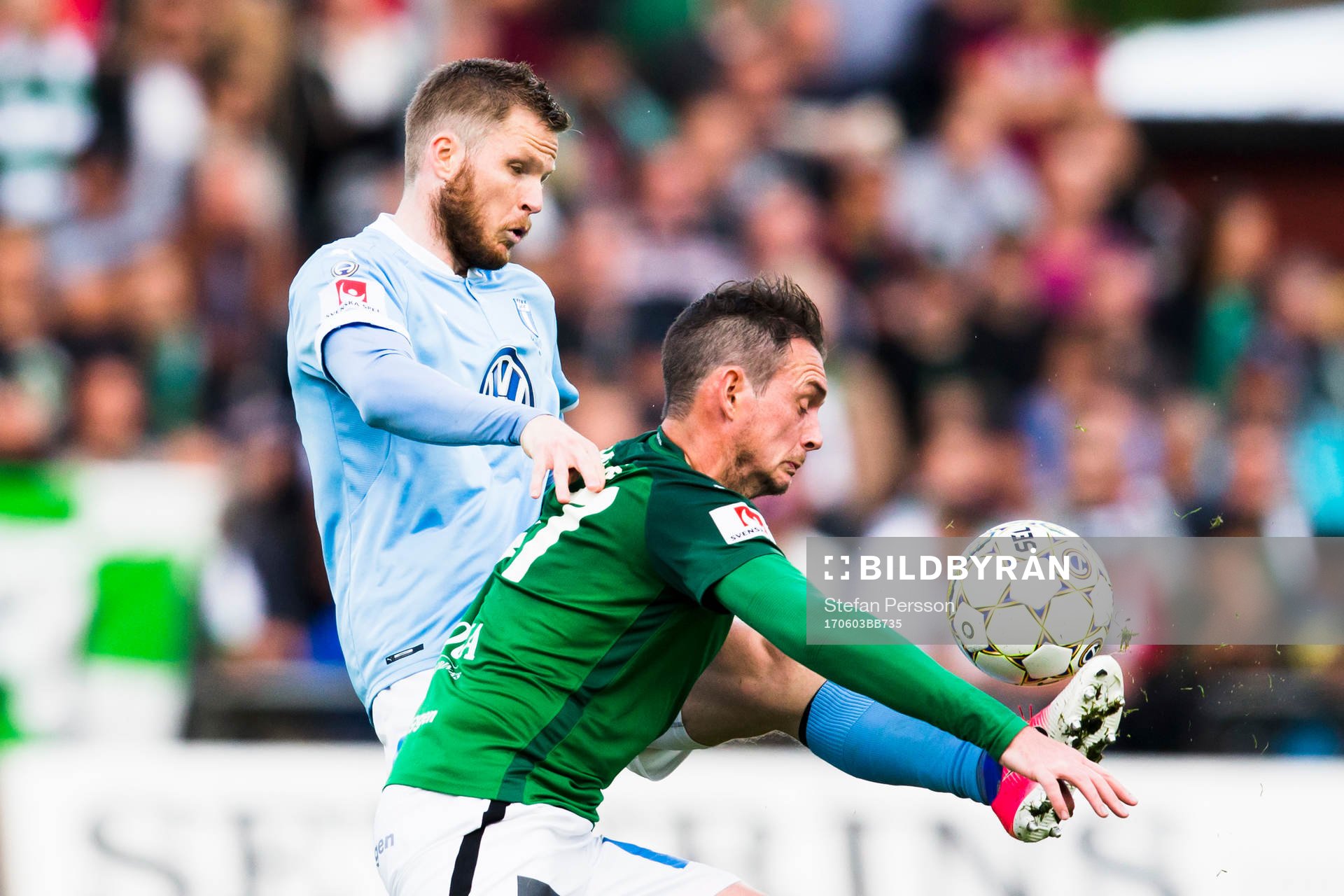 Malmö FFs Lasse Nielsen i duell med Jönköpings Daryl Smylie under fotbollsmatchen i Allsvenskan mellan Jönköping och Malmö FF den 3 juni 2017 i Jönköping. 
